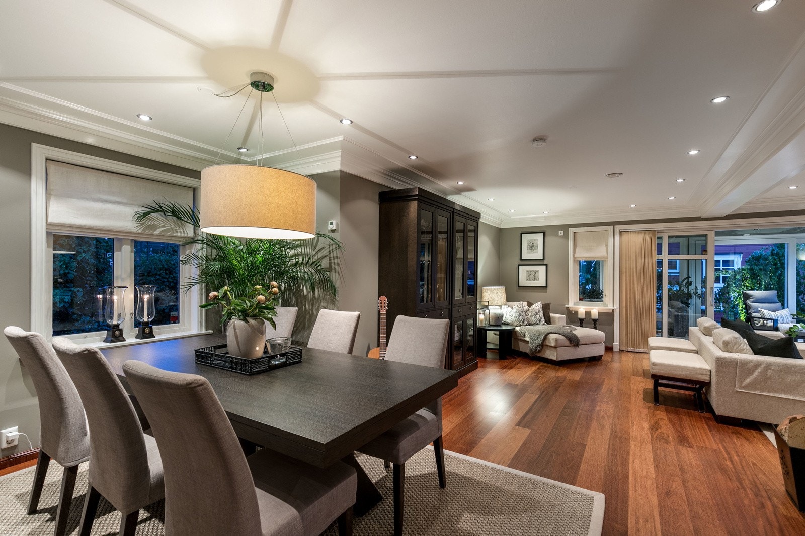 Oppvarming via vannbåren gulvvarme tilknyttet bergvarmepumpe i hhv. U. etg. og 1. etg, samt sørger balansert ventilasjon med varmegjenvinning for god luftsirkulasjon. Galleribilde