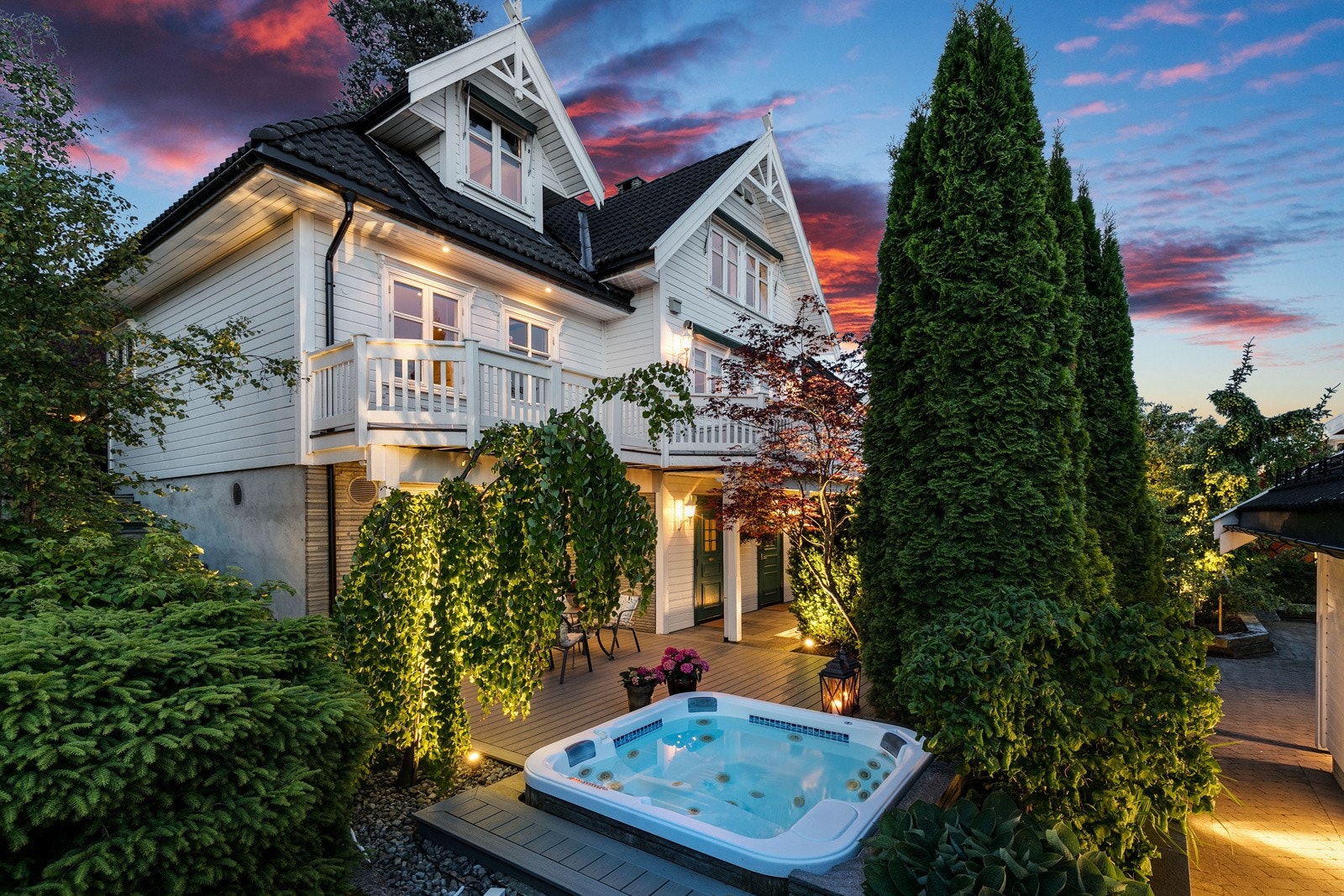 Fantastisk tomt og hage som omrammer eiendommen. Tilbaketrukket og svært barnevennlig beliggenhet - kun 1,7 km til sentrum med alle fasiliteter! Galleribilde