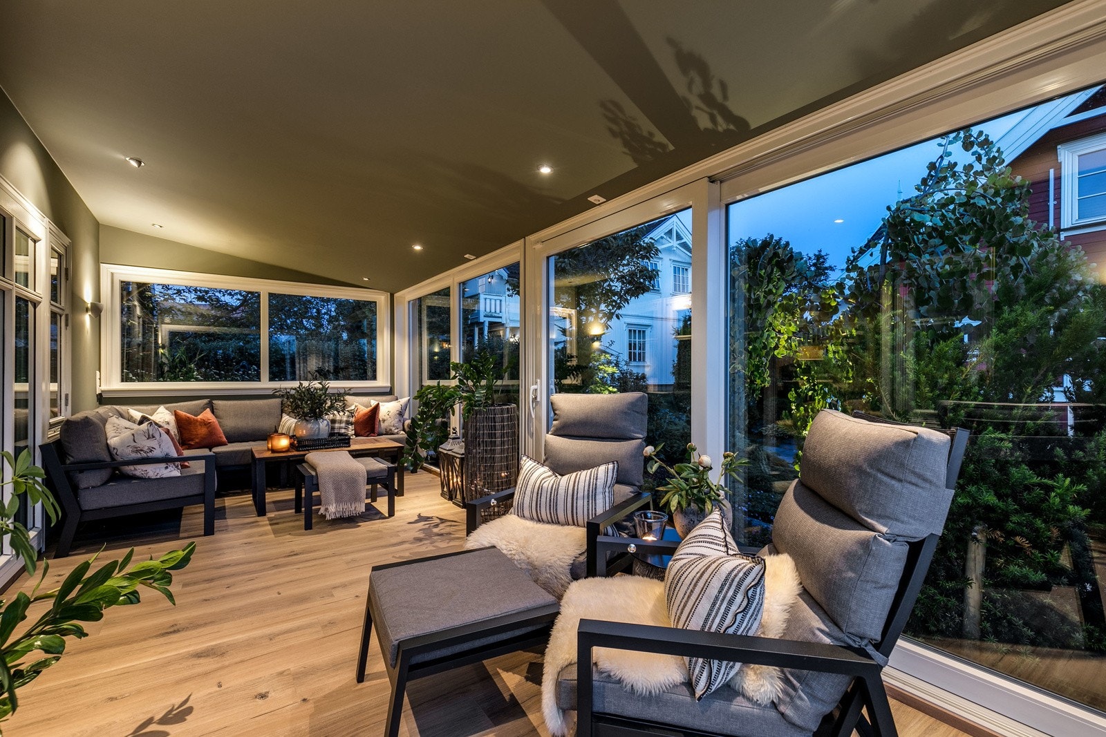 Utgang fra stuen til innglasset og isolert vinterhage på 19 kvm med gulvvarme, bygget i 2021. Gulvet i vinterhagen er belagt med flott eikeplank Galleribilde