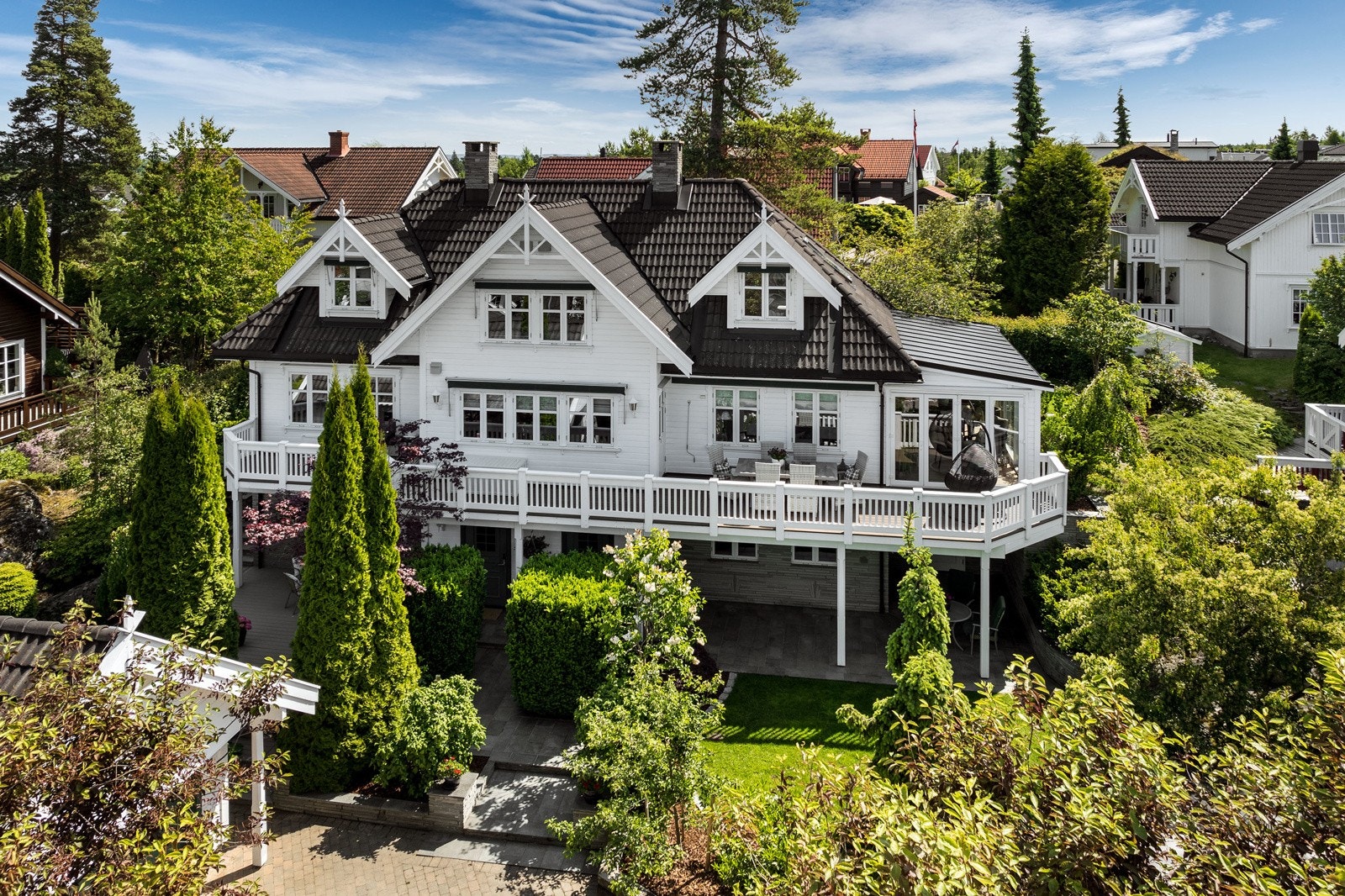 Gangavstand med direkte gangvei inn til sentrum (19 min) hvor det blant annet er kjøpesenter, restauranter og kulturhus m.m. Galleribilde