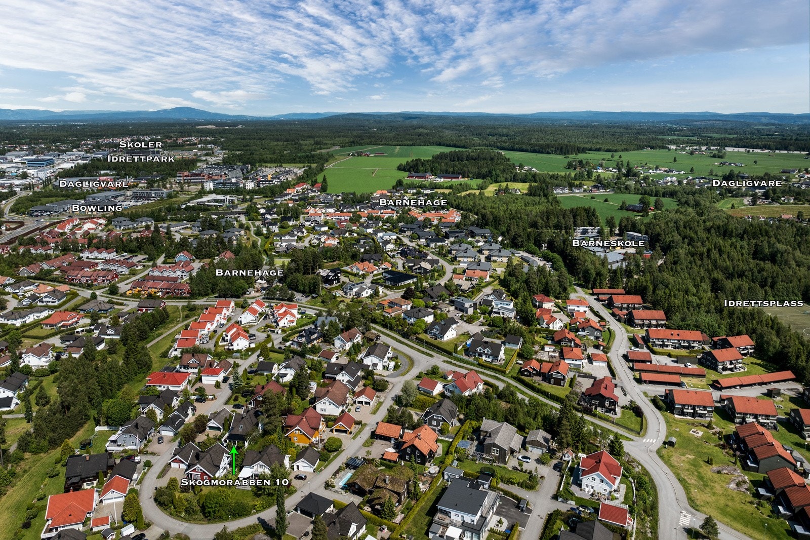 Boligen sokner til Skogmo barneskole som ligger kun 5 min gange fra boligen og Allergot ungdomsskole 1,5 km. Det er gangvei til begge skolene. Det finnes flere barnehager i nærområdet. Galleribilde