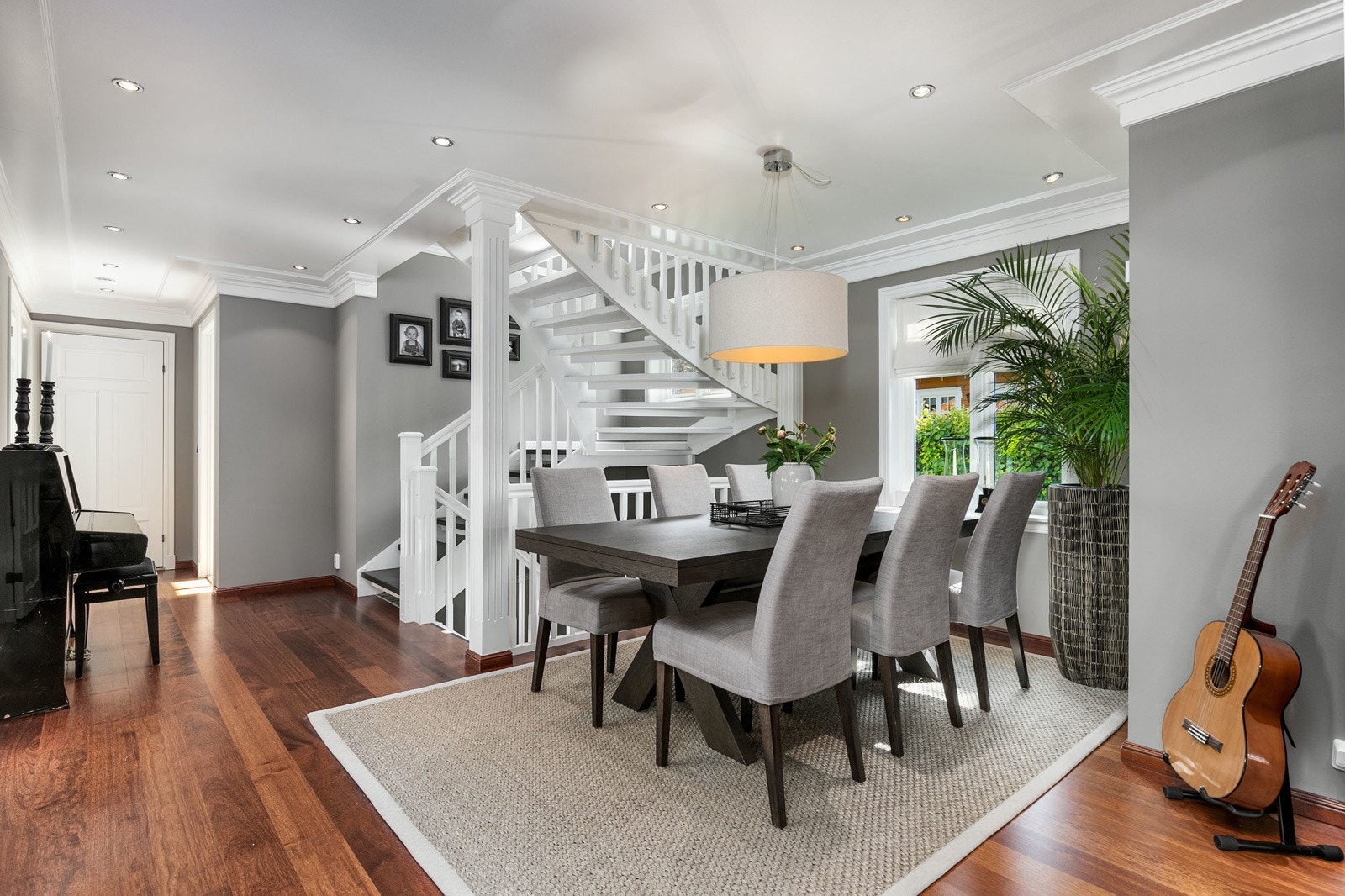 Fin avsatt plass til et større spisebord i spisestuen Galleribilde