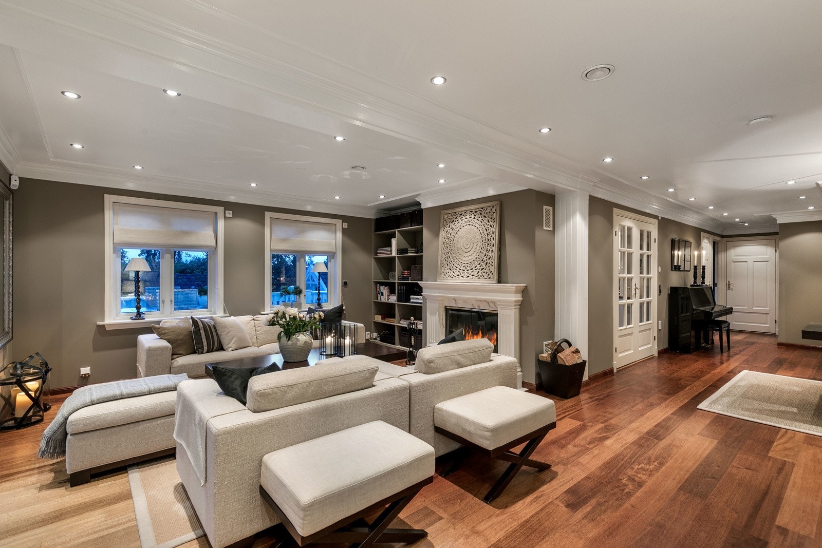 Alle veggflater i stuen og rom i 1. etasje er malt i tidsriktige og moderne farger, nøye utvalgt av interiørarkitekt fra Slettvoll. Galleribilde