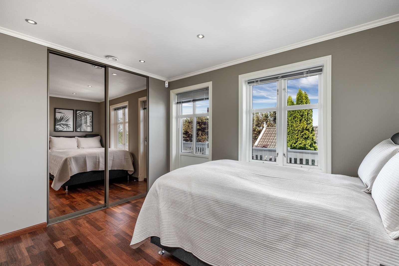 Lyst og innbydende soverom i 1. etasje, med god plass til dobbeltseng. Garderobeløsning med walk-in sørger for rikelig med oppbevaringsplass for klærne. Utgang til terrasse direkte fra rommet. Galleribilde