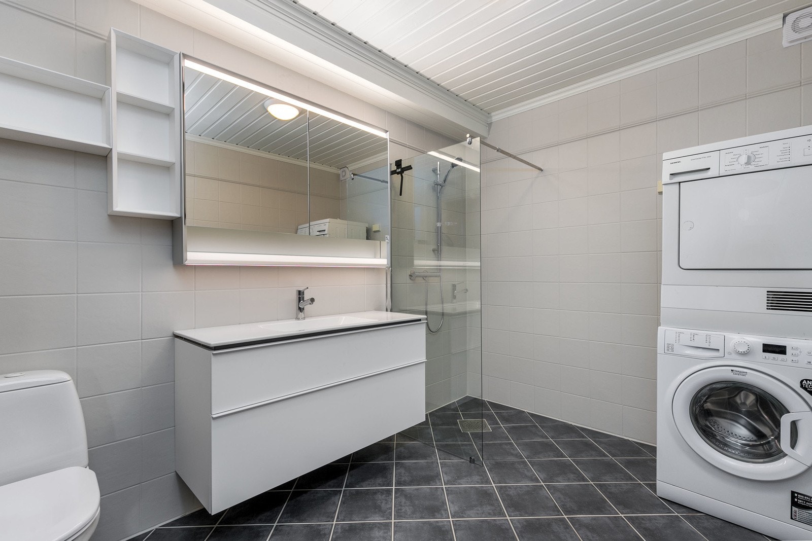 Utleiedel: Pent flislagt bad fra 2001, oppusset med ny baderominnredning i 2025. Baderomsinnredning bestående av moderne benkeskap med glatte fronter. Galleribilde