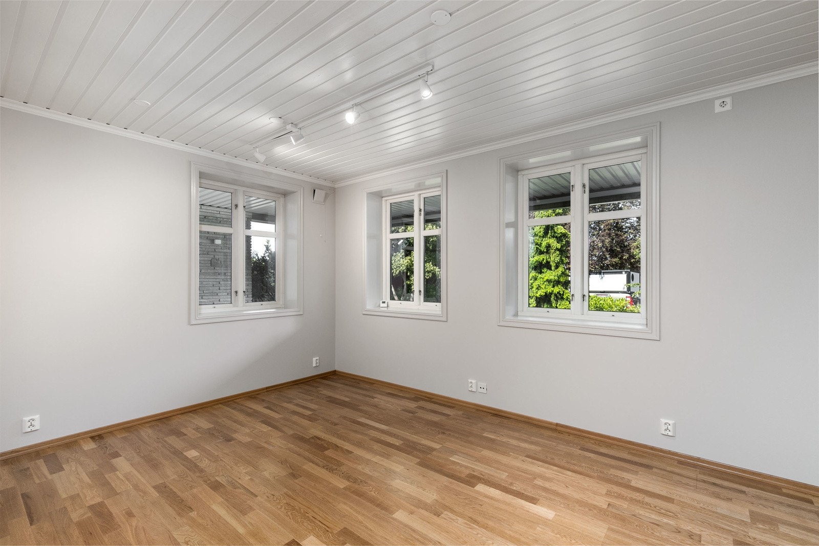 Utleiedel: Lys og trivelig stue med store vindusflater som slipper inn fint med lys og gir en god romfølelse. Det er nymalte veggflater i 2025 og gulv av eikeparkett. Galleribilde