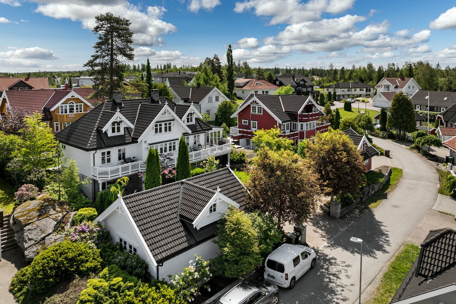 Boligen er beliggende i svært barnevennlige omgivelser på Skogmo med flott turterreng rett i nærheten. Det er et etablert boligområde, bestående av både eneboliger, rekkehus og leiligheter. Galleribilde