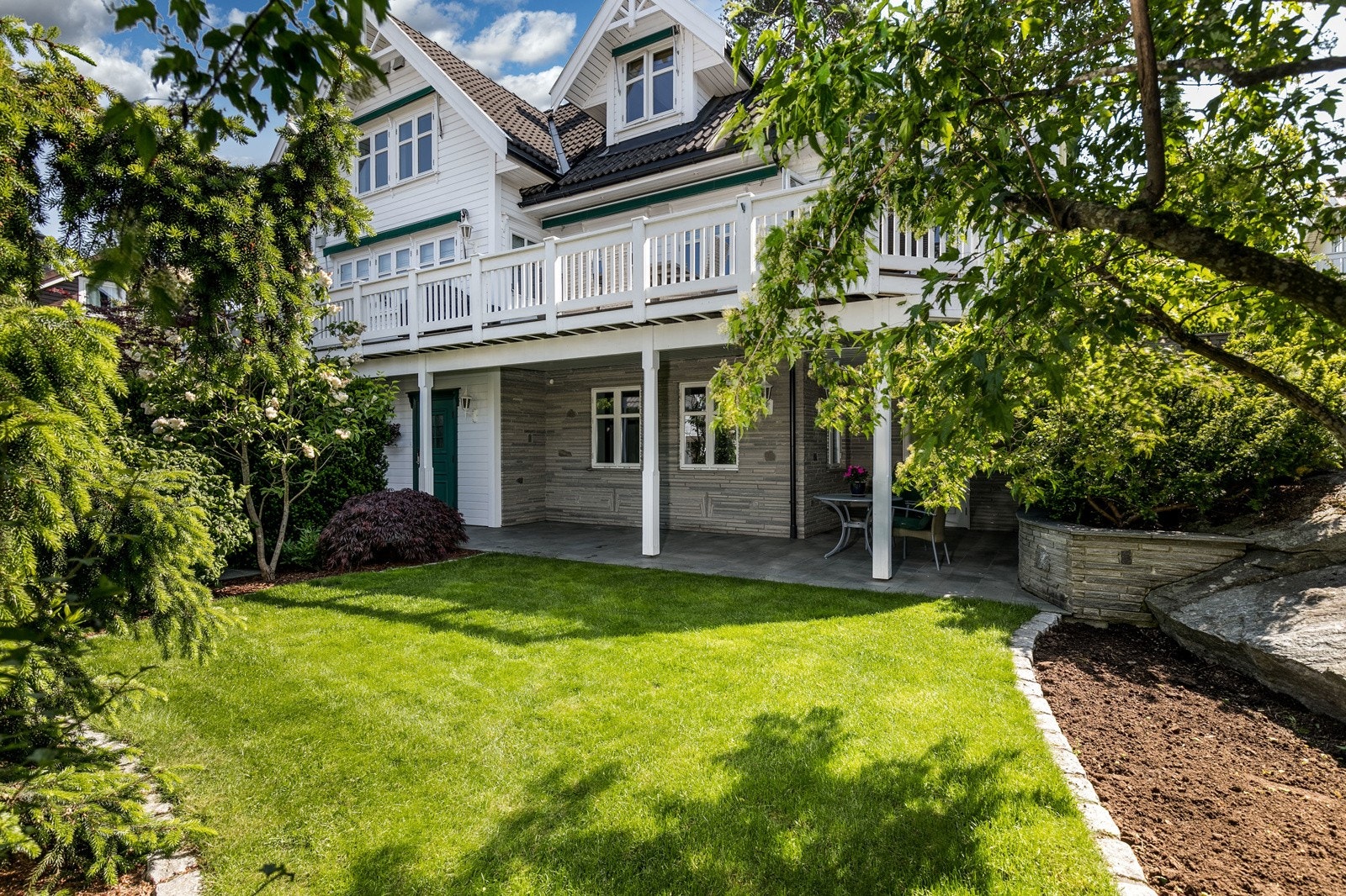 Parkmessig opparbeidet og frodig hage omkranser boligen, med flott hekk som skjermer godt mot innsyn. I hagen og på terrassen har man god plass til utemøbler og grill etter ønske og behov. Her ligger alt til rette for lange dager utendørs Galleribilde