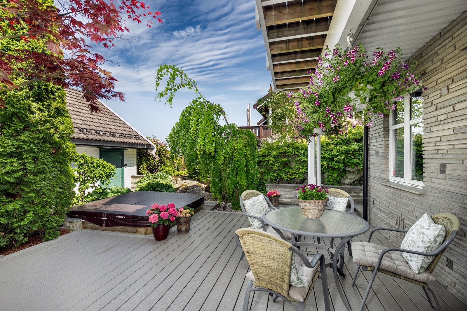 Fantastisk vestvendt terrasseplatting på hele 61 kvm med utgang fra entré. En flott jacuzzi står på terrasseplattingen. Alle terrassegulv har blitt oppgradert med gulv av vedlikeholdsfritt Trex kompositt. Galleribilde