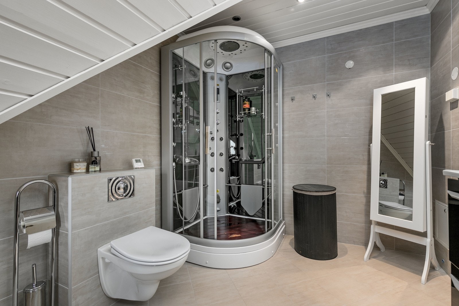 Badet har boblebadekar fra Hurricane, steamdusjkabinett, servant og veggfestet klosett med innebygget sisterne. Vannbåren varme i gulv og downlightsbelysning i taket. Galleribilde