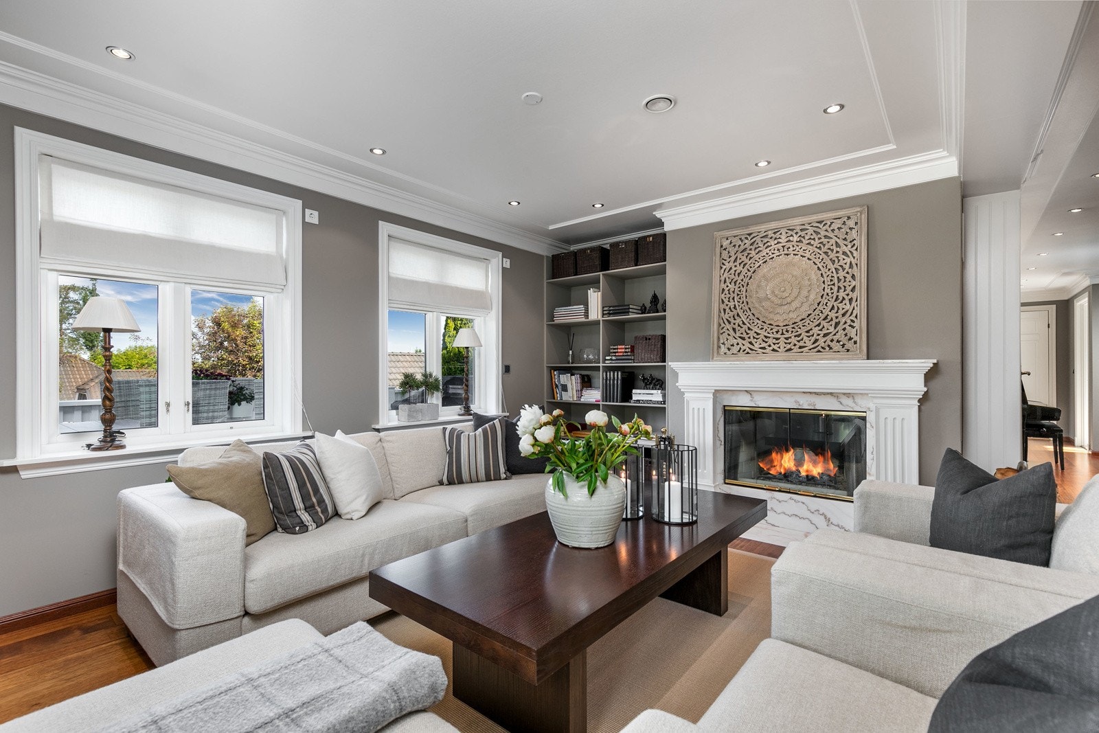 En moderne elementpeis i engelsk stil pryder hjertet av stuen. Galleribilde