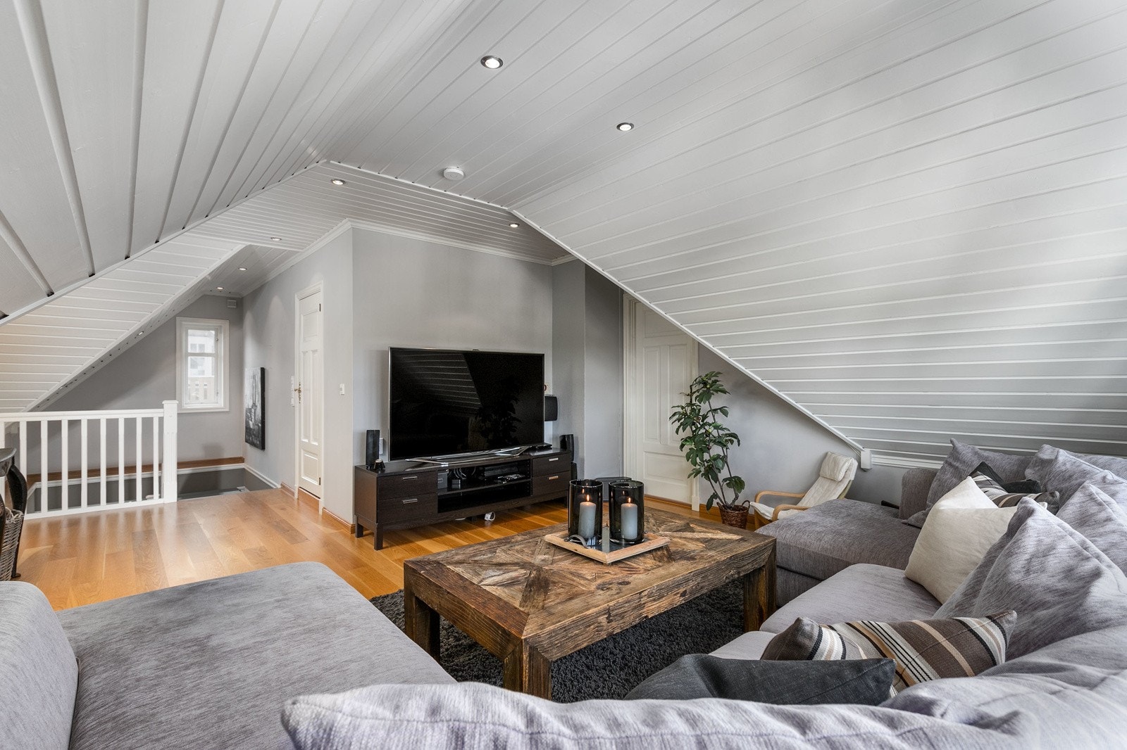 Flott TV-stue i loftsetasjen, som sørger for en god soneinndeling. Galleribilde