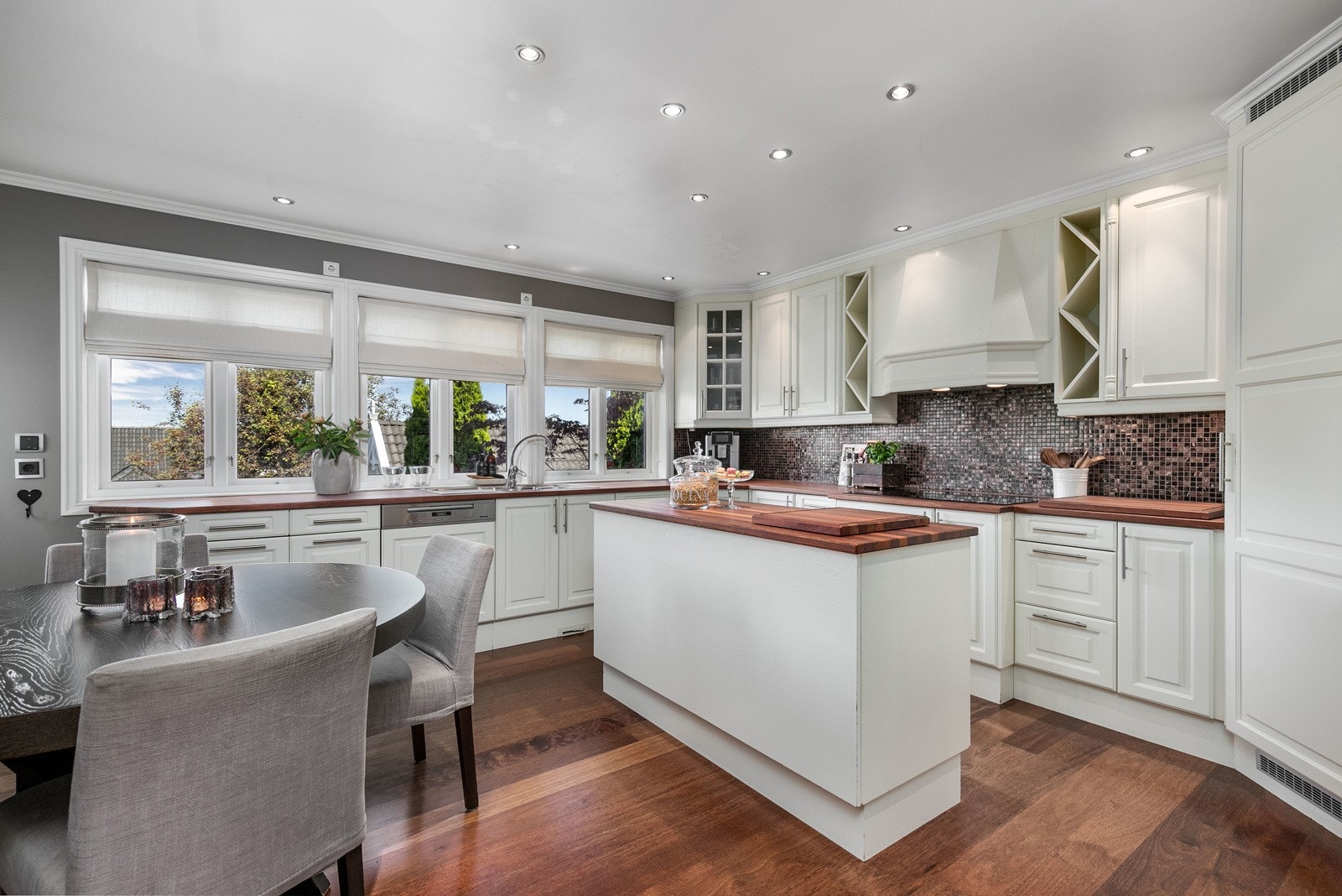 Kjøkkenet er designet med god benke- og lagringsplass, samt praktisk kjøkkenøy. Galleribilde