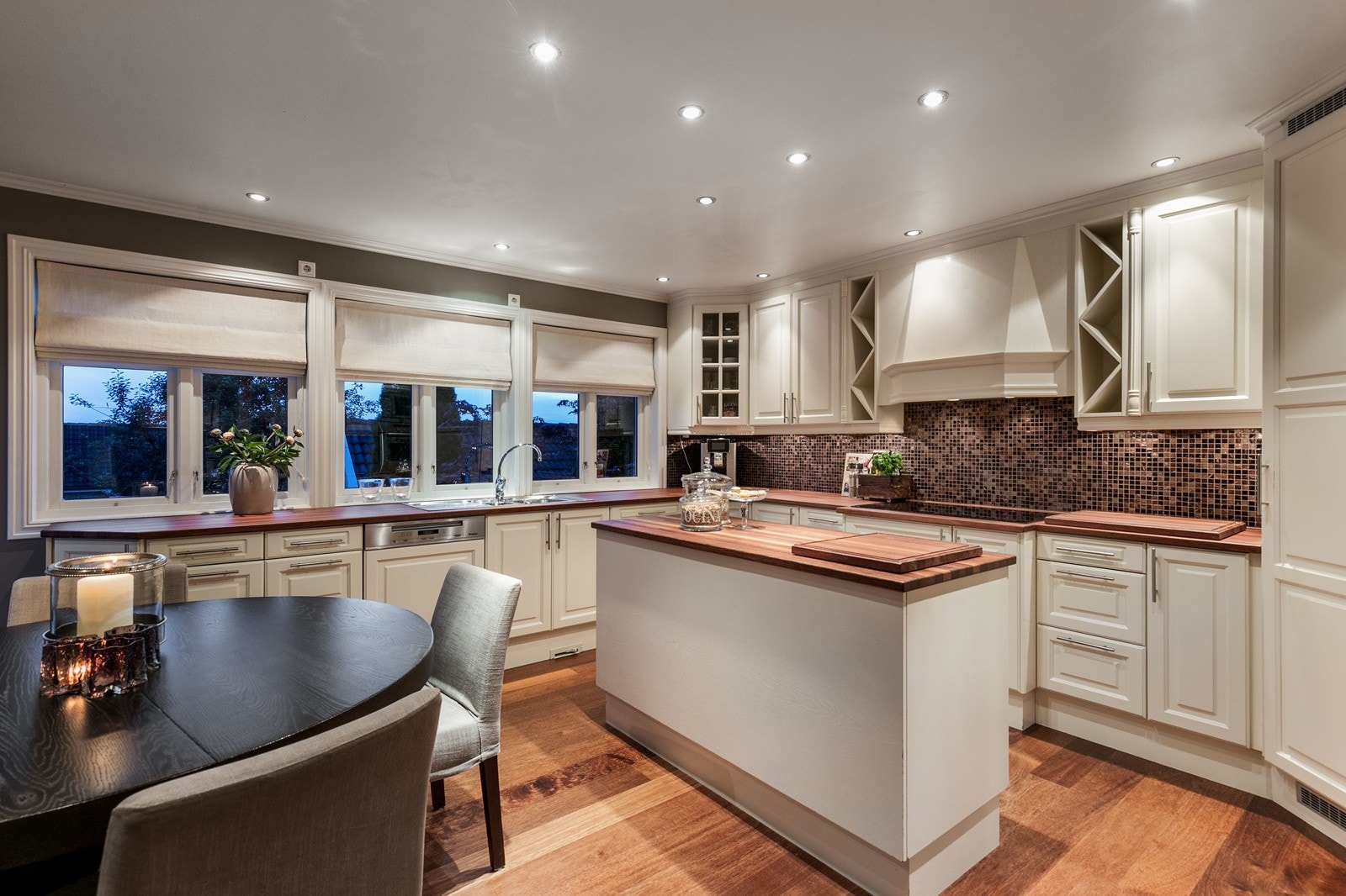 Lekkert og stort kjøkken, utført i klassisk og tidløs stil fra Biga. Galleribilde