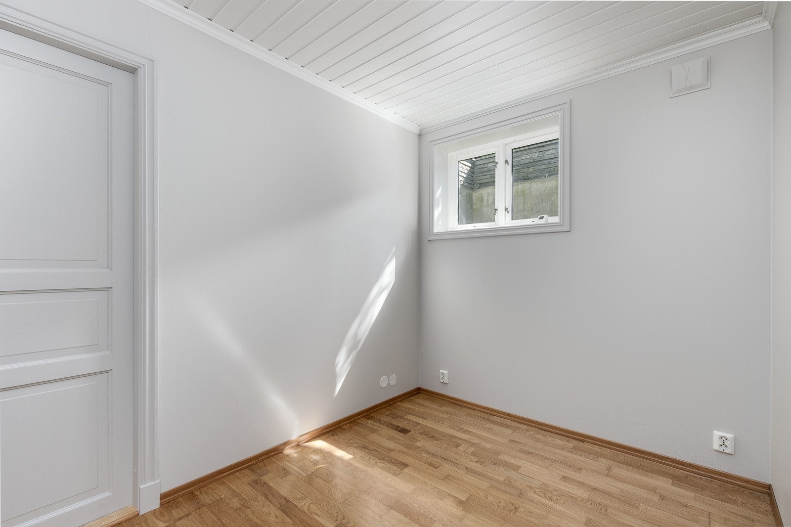 Utleiedel: Soverom med god plass til dobbeltseng etter ønske. Gulvet er belagt med gulv av eikeparkett og malte vegger. Galleribilde