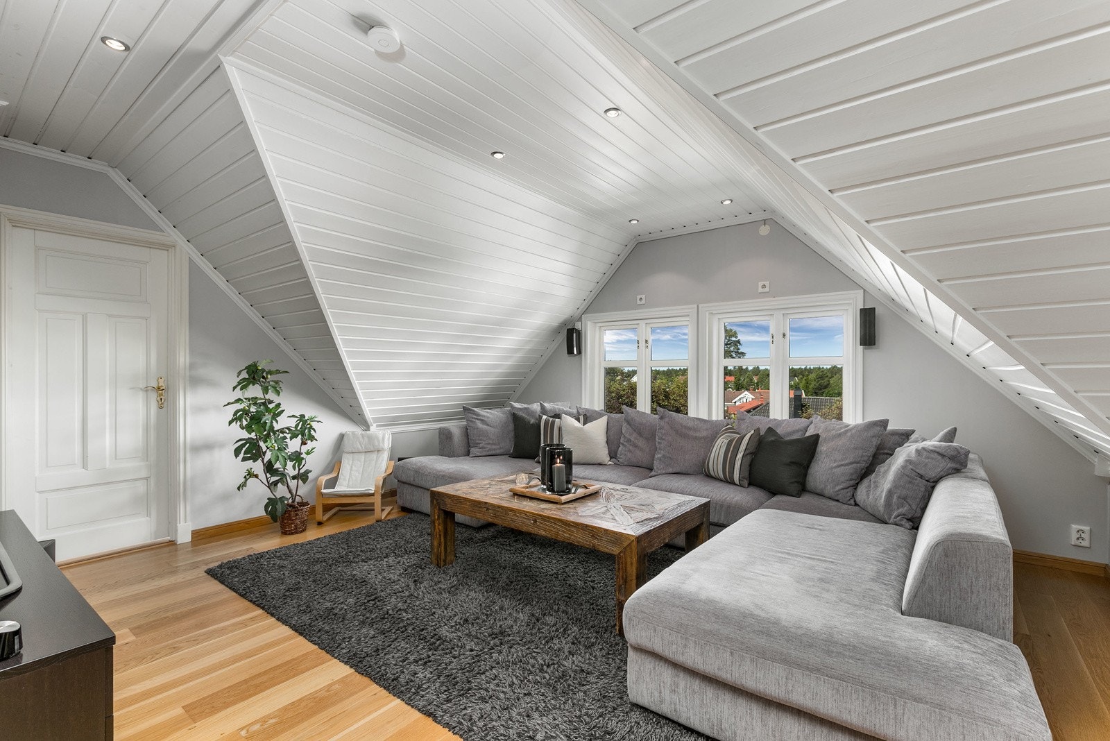 Her kan man se på film i loftsetasjen og nyte utsikten mot Nannestad/Gardermoen. Flere rom har TV og internettuttak. Galleribilde