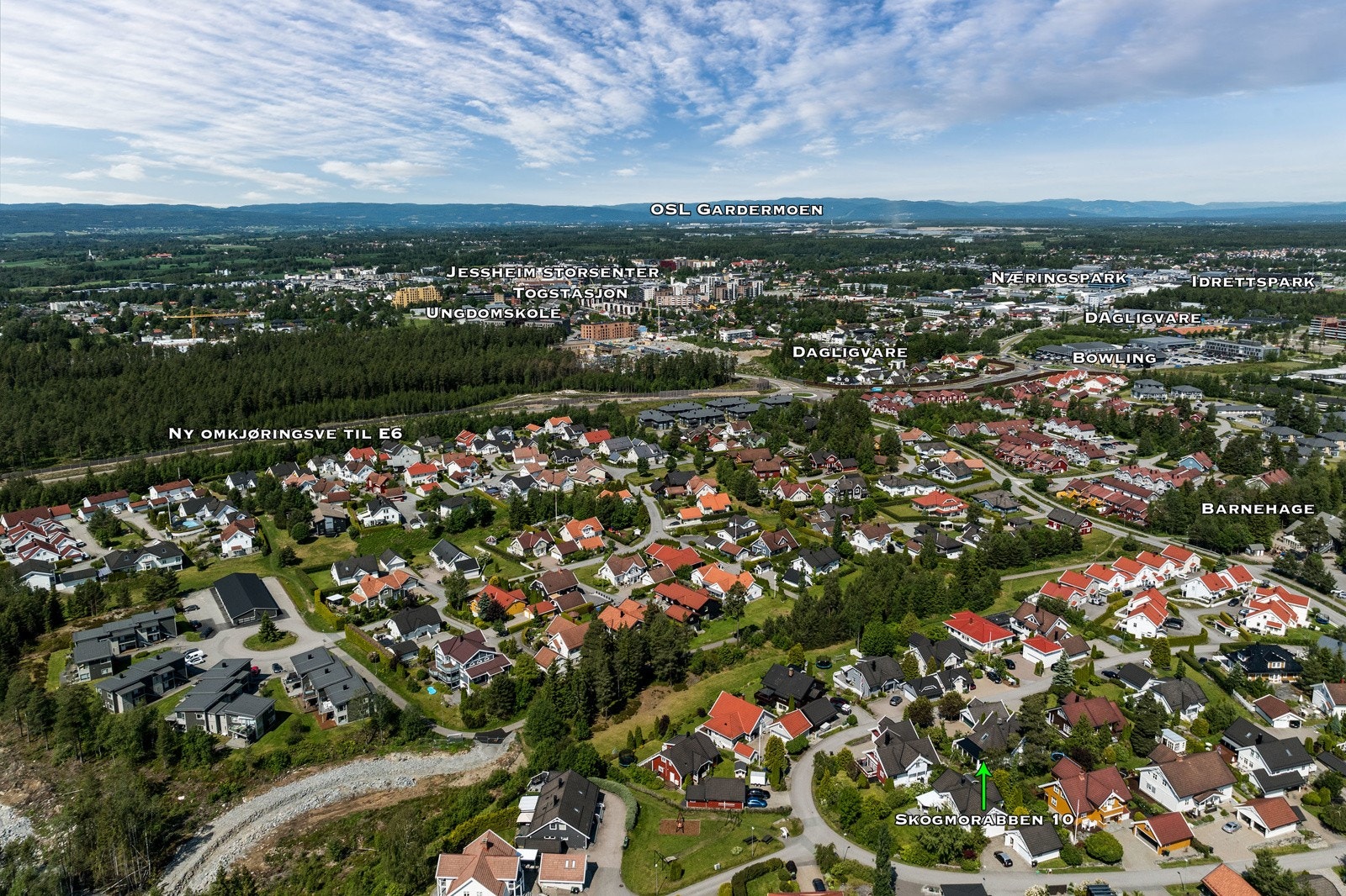 Dagligvarehandelen kan enkelt gjøres via Kiwi Gystad (1 km) og Rema 1000 Gystadparken (1,3 km). Ønsker du ytterligere servicetilbud ligger boligen nært Jessheim Storsenter som er et moderne kjøpesenter med 145 butikker & serveringssteder Galleribilde