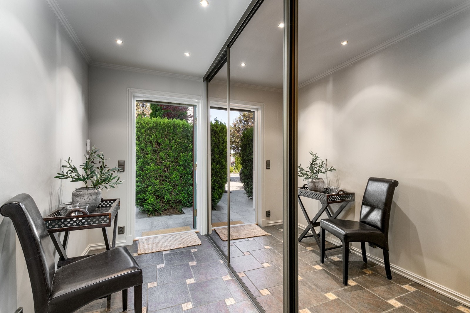 Stor skyvedørsgarderobe med speil sørger for rikelig med oppbevaringsplass for klærne. Galleribilde