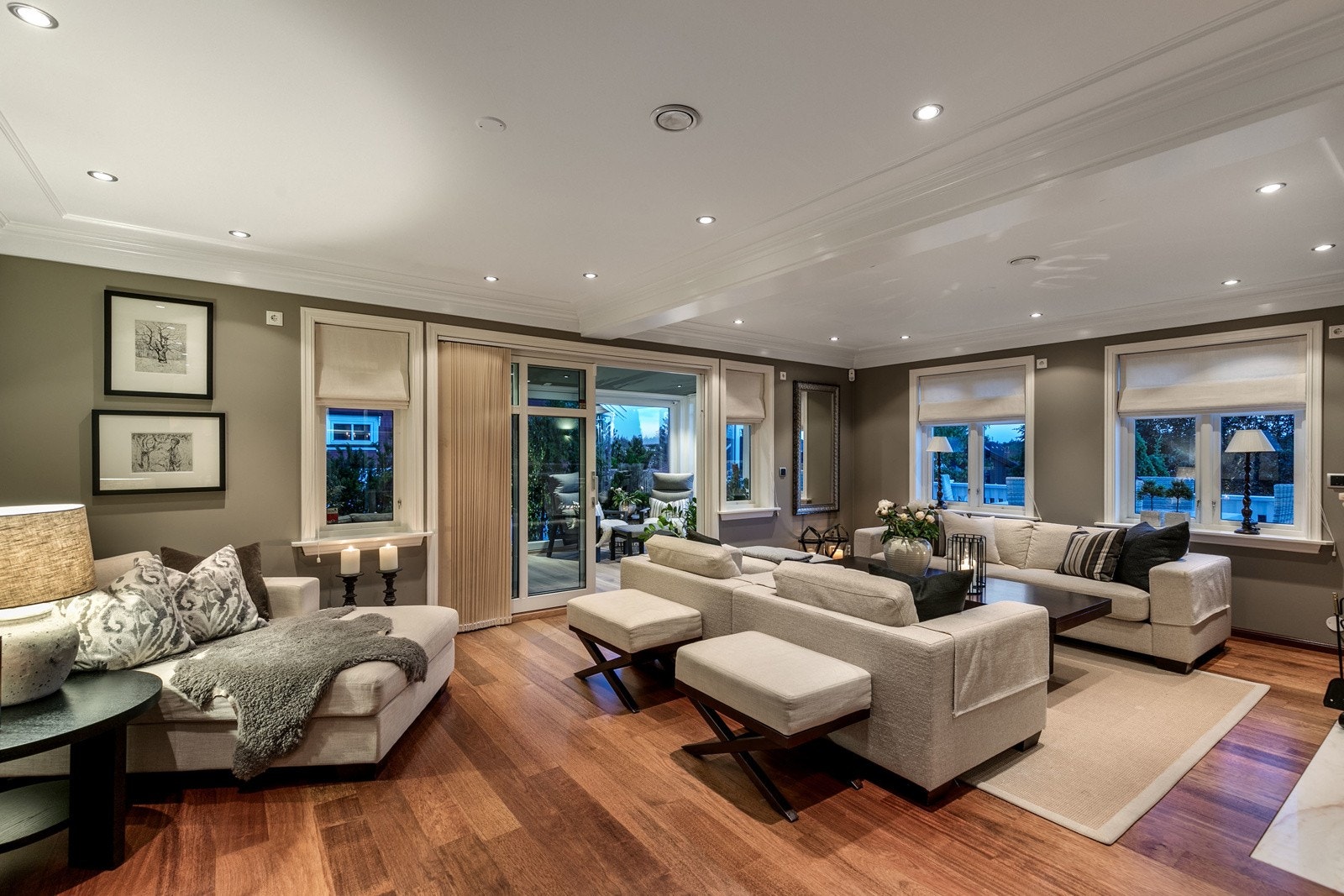 Stor, sosial og tiltalende stue med flere soner. Rommet fremstår som innbydende med flott gulv i Merbau plank fra Boen Parkett og slette greige overflater på vegg. Galleribilde