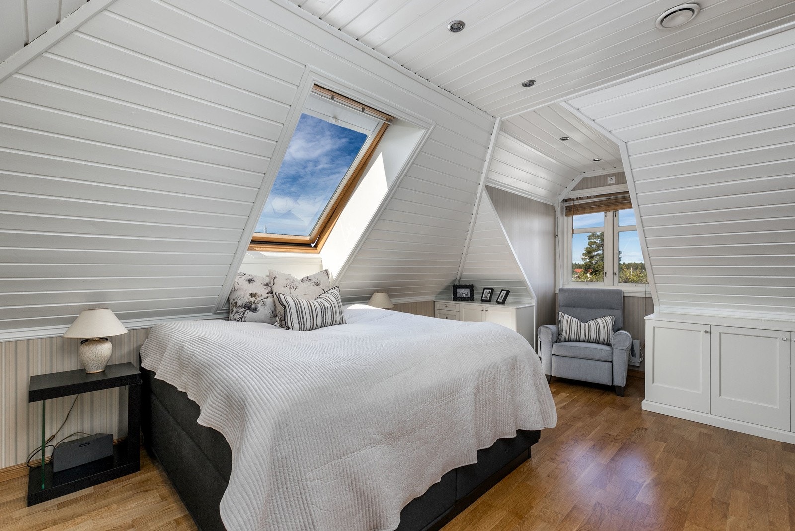 Hovedsoverommet er av svært god størrelse med god plass til dobbeltseng. Avsatt plass til lesestol i karnapp.. Galleribilde