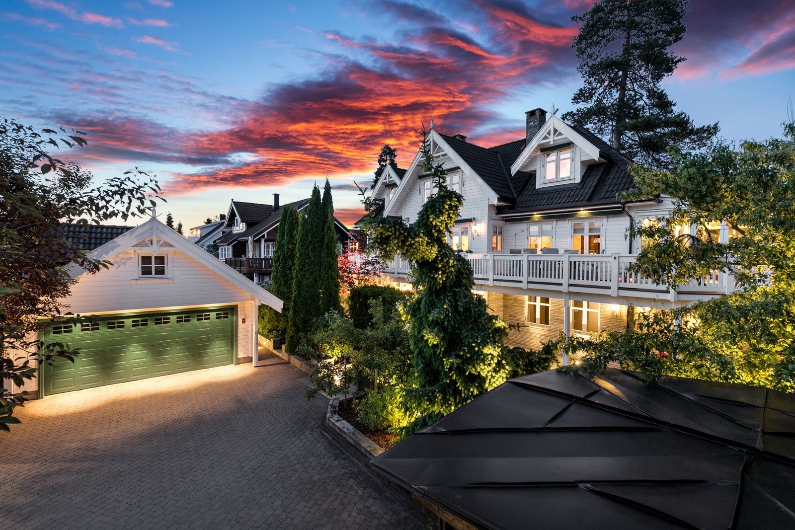 Velkommen til Skogmorabben 10! Eksklusiv og herskapelig villa m/BRA på 280 kvm på attraktive Skogmo, omfattende påkostet i nyere tid. Boligen har flere flotte detaljer og en gjennomført høy teknisk standard. Galleribilde