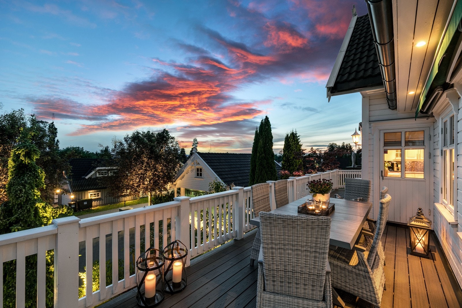 Fra utgang til vinterhagen har man tilgang til en innbydende sydvestvendt terrasse på hele 38 kvm, med vedlikeholdsfritt terrassegulv av Trex kompositt. Galleribilde