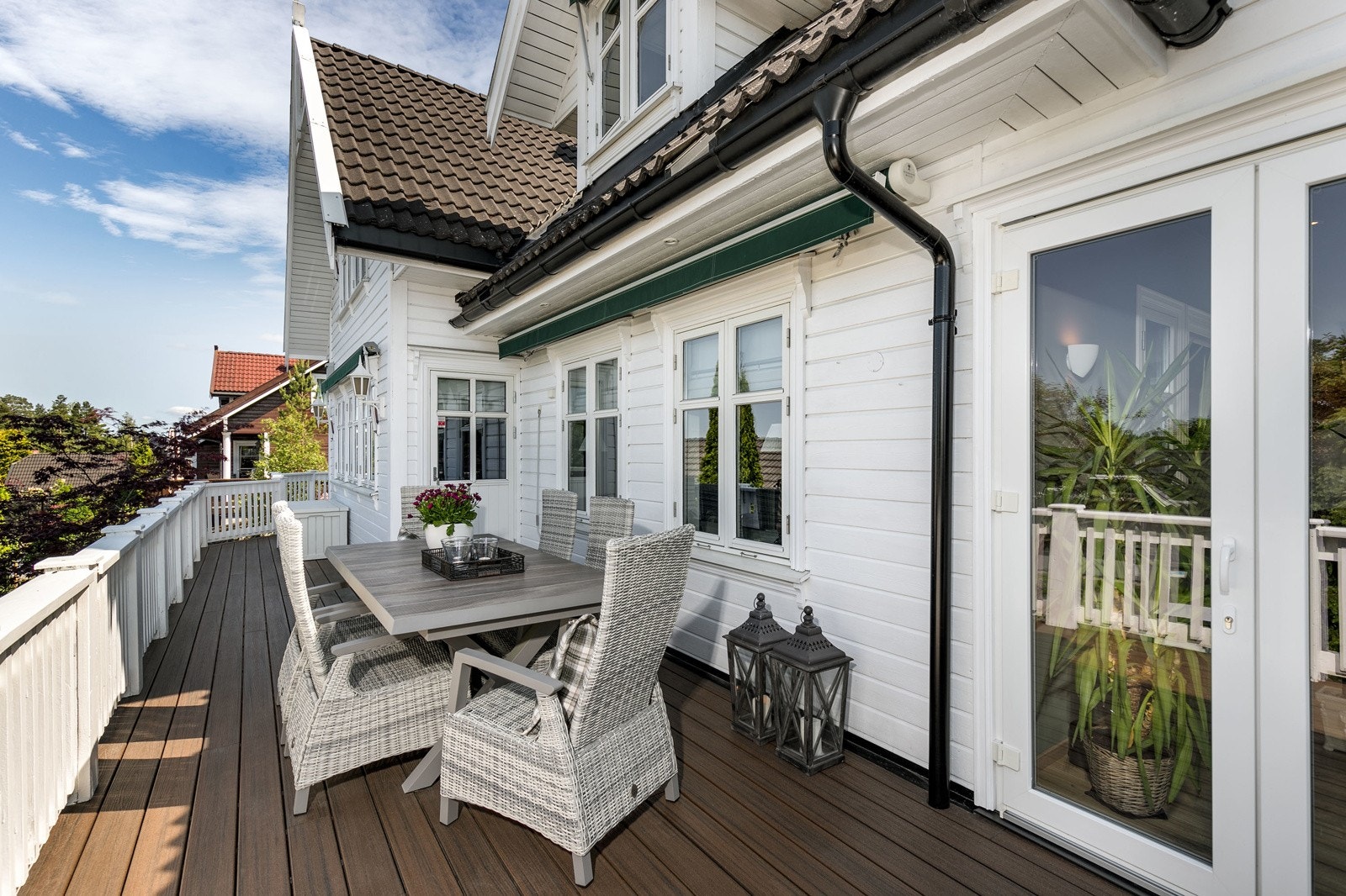 Fra utgang til vinterhagen har man tilgang til en innbydende sydvestvendt terrasse på hele 38 kvm, med vedlikeholdsfritt terrassegulv av Trex kompositt. Galleribilde