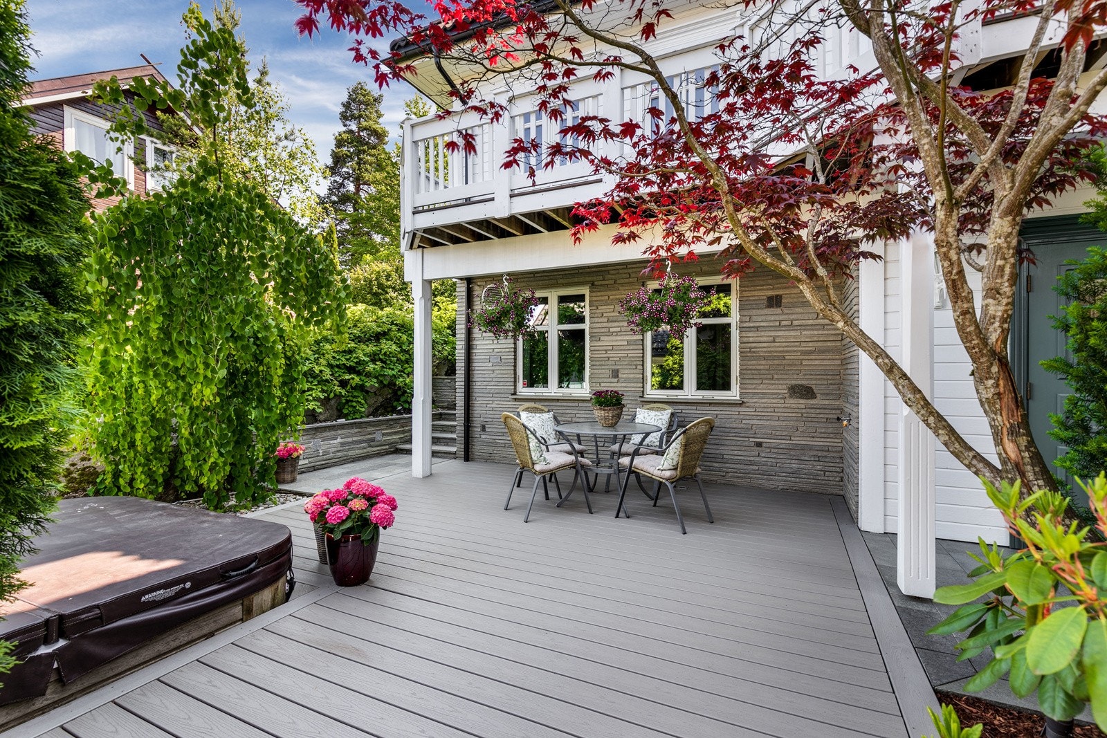 Fantastisk vestvendt terrasseplatting på hele 61 kvm med utgang fra entré. En flott jacuzzi står på terrasseplattingen. Alle terrassegulv har blitt oppgradert med gulv av vedlikeholdsfritt Trex kompositt. Galleribilde
