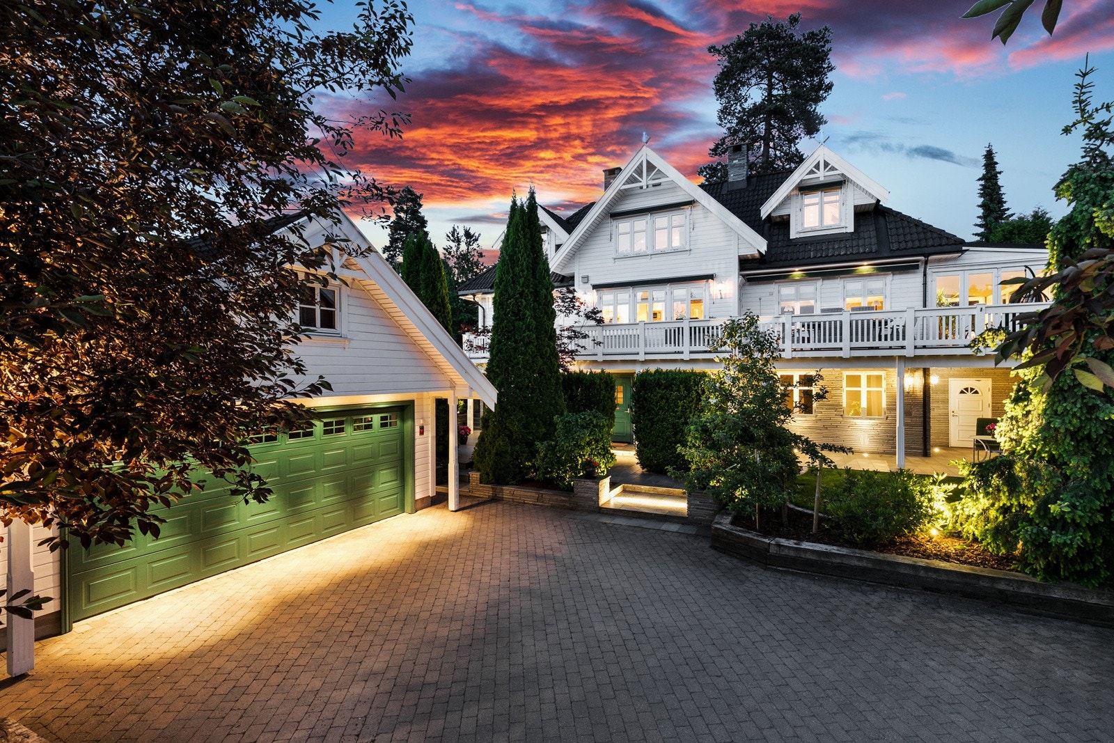 Representativ hellelagt gårdsplass. Stor frittstående garasje på totalt 46 kvm, med El-bil lader. Garasjen går over to plan, med garasjerom på 46 kvm og loft på 32 kvm med ekstra lagringsplass. Galleribilde