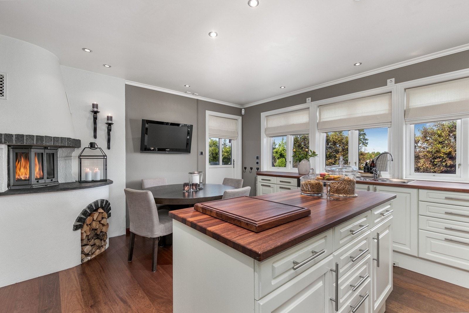 En flott vedfyrt innsatspeis på kjøkkenet sørger for en koselig atmosfære. Galleribilde