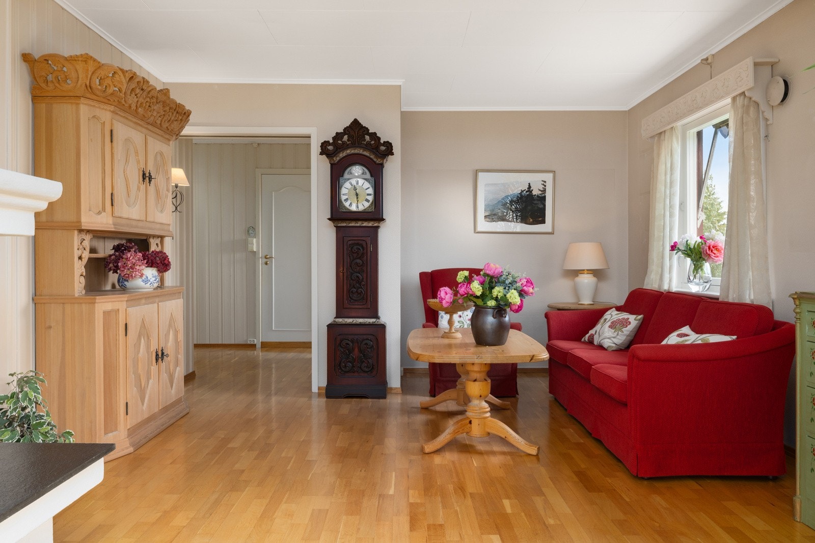 Gode møbleringsmuligheter i stuen, med plass for flere sittegrupper Galleribilde