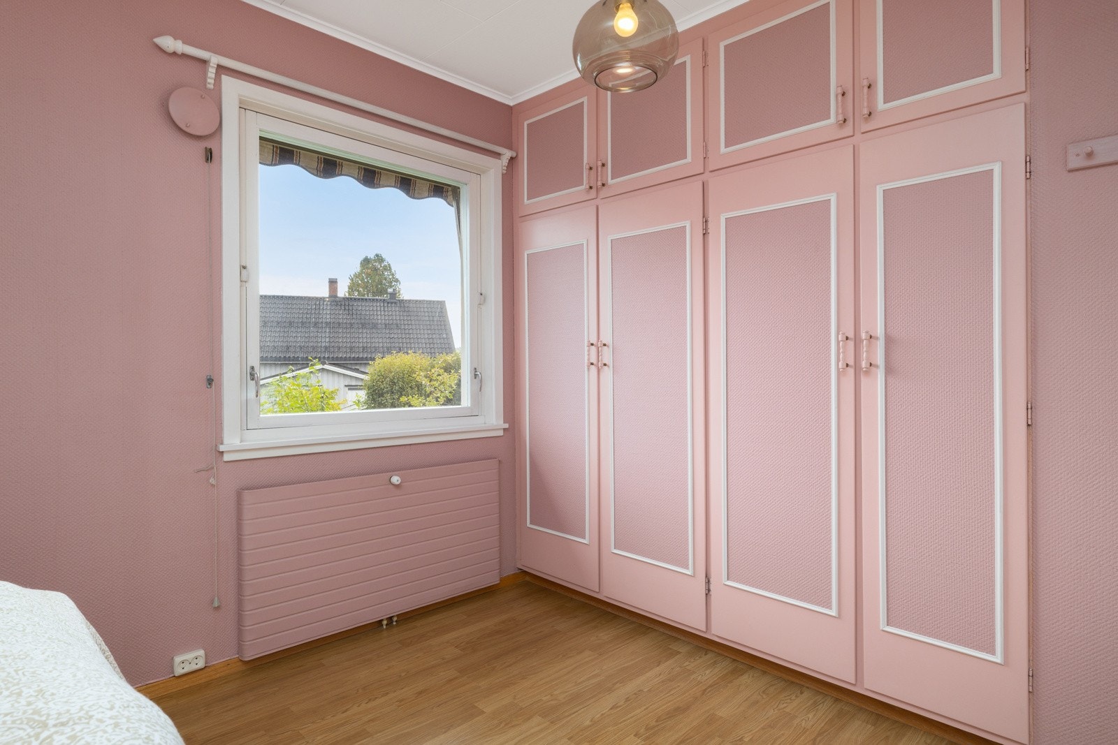 Hovedsvoverommet har god plass til oppbevaring i plassbygget garderobeskap Galleribilde