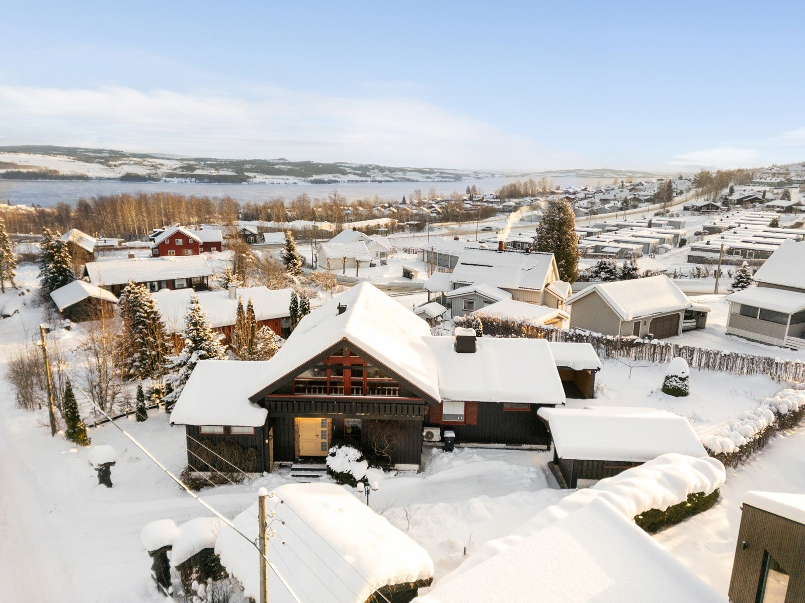 Dronebilde av eiendommen fra vest Galleribilde