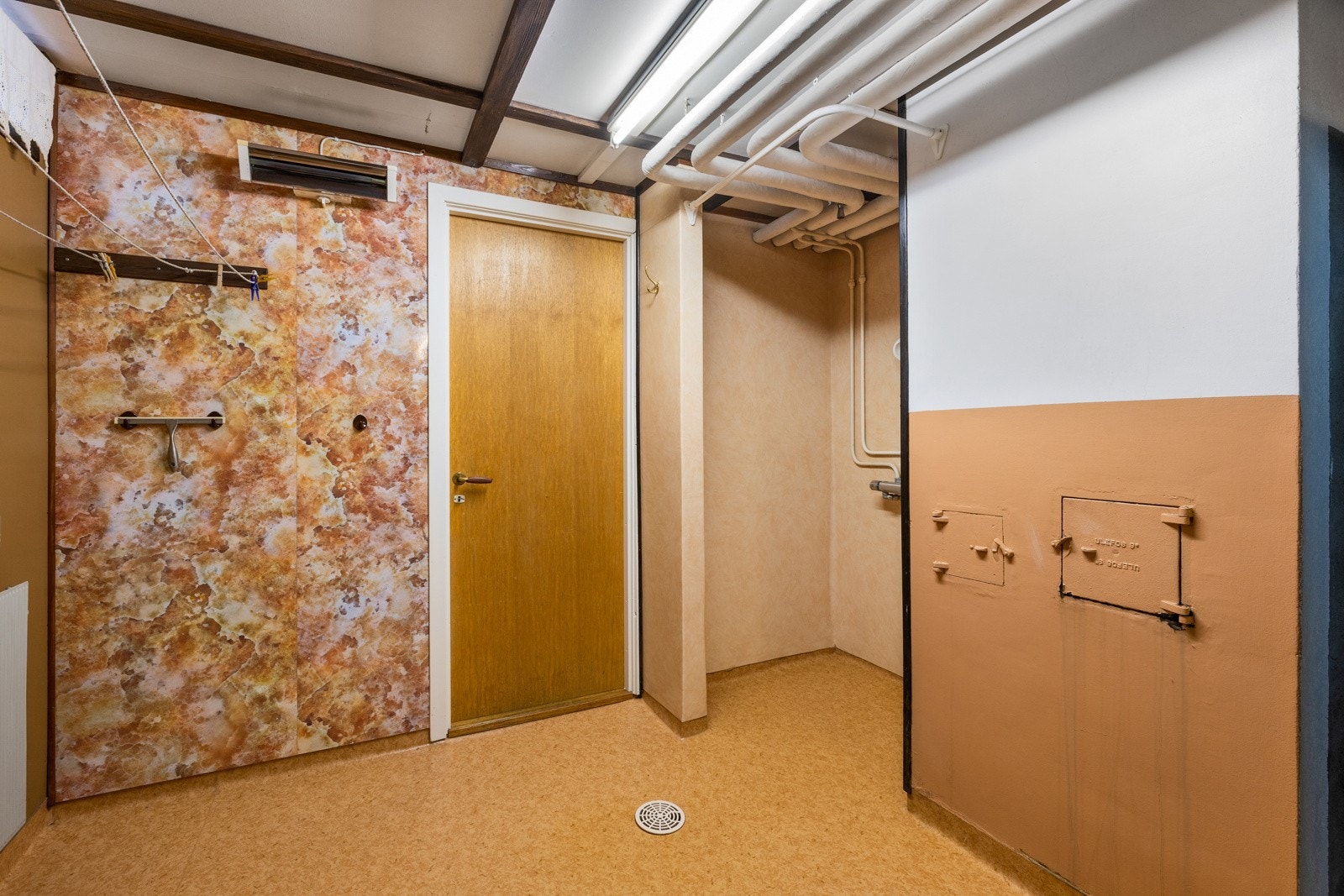 Vaskerom/fyrrom har belegg på gulv, belegg, baderomsplater og malte plater på vegger og malte, glatte flater i himling. Rommet er utstyrt med utslagsvask dusj med forheng og opplegg for vaskemaskin. Stråleovn. Naturlig avtrekk. Galleribilde