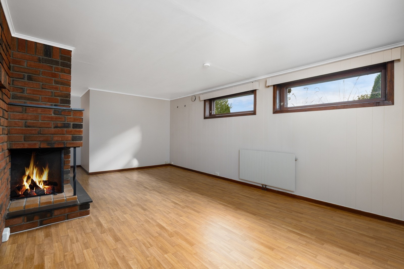 Romslig kjellerstue med hyggelig, åpen peis Galleribilde