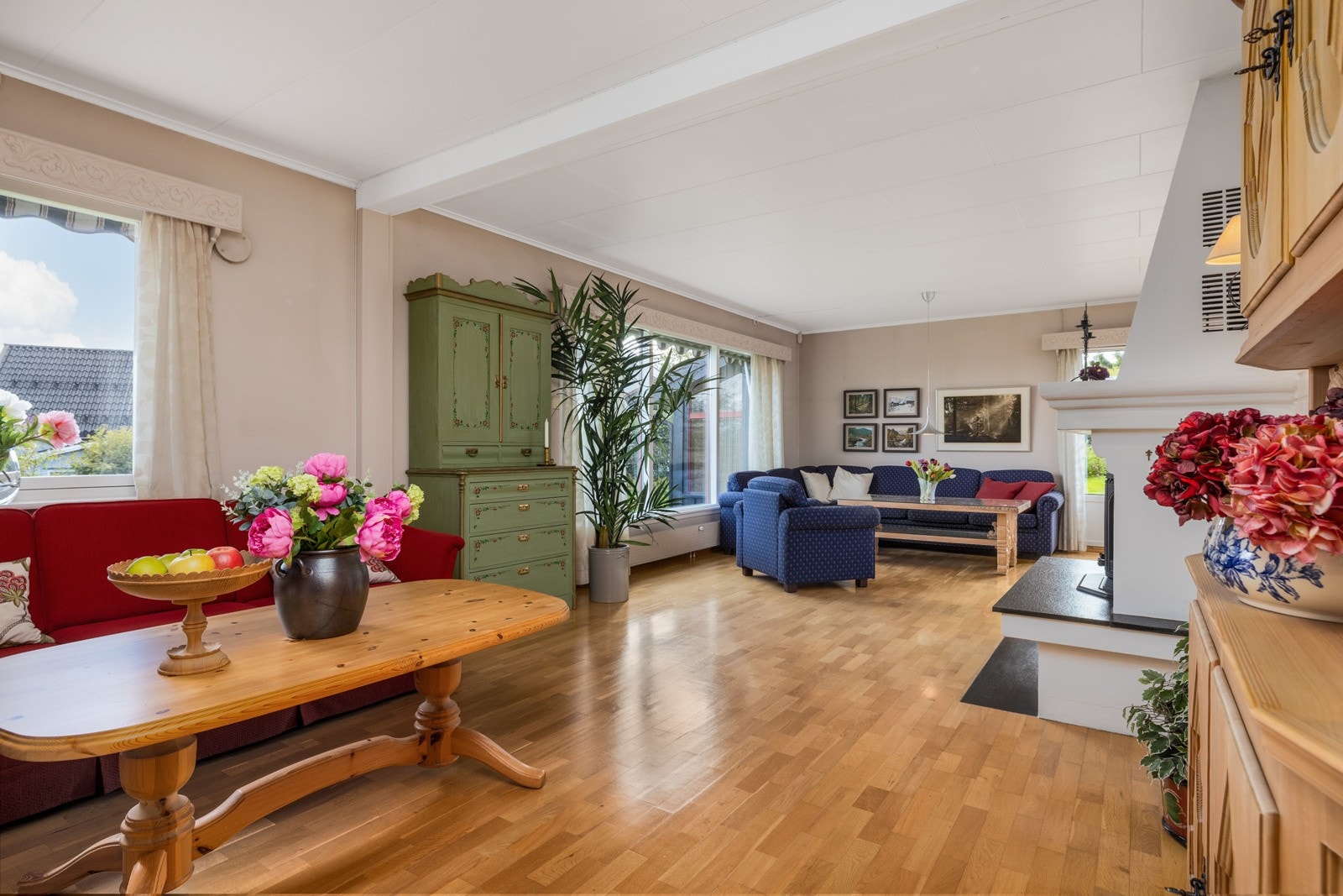 Stuen er romslig med plass for flere sofagrupper og spisestuemøblement. Galleribilde