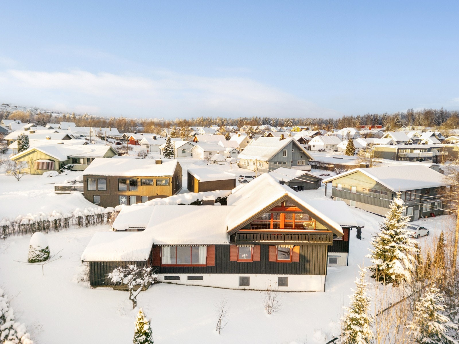 Dronebilde av eiendommen fra øst Galleribilde