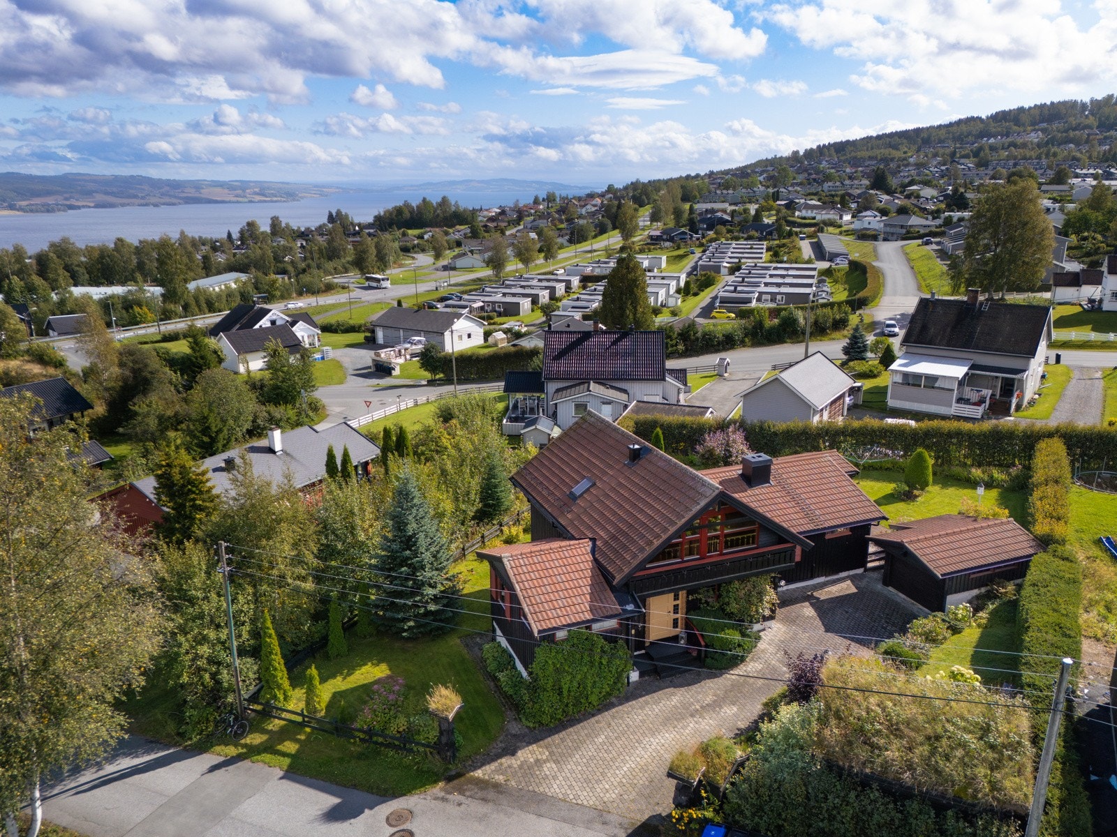 Boligen har også tilhørende garasje med bod Galleribilde