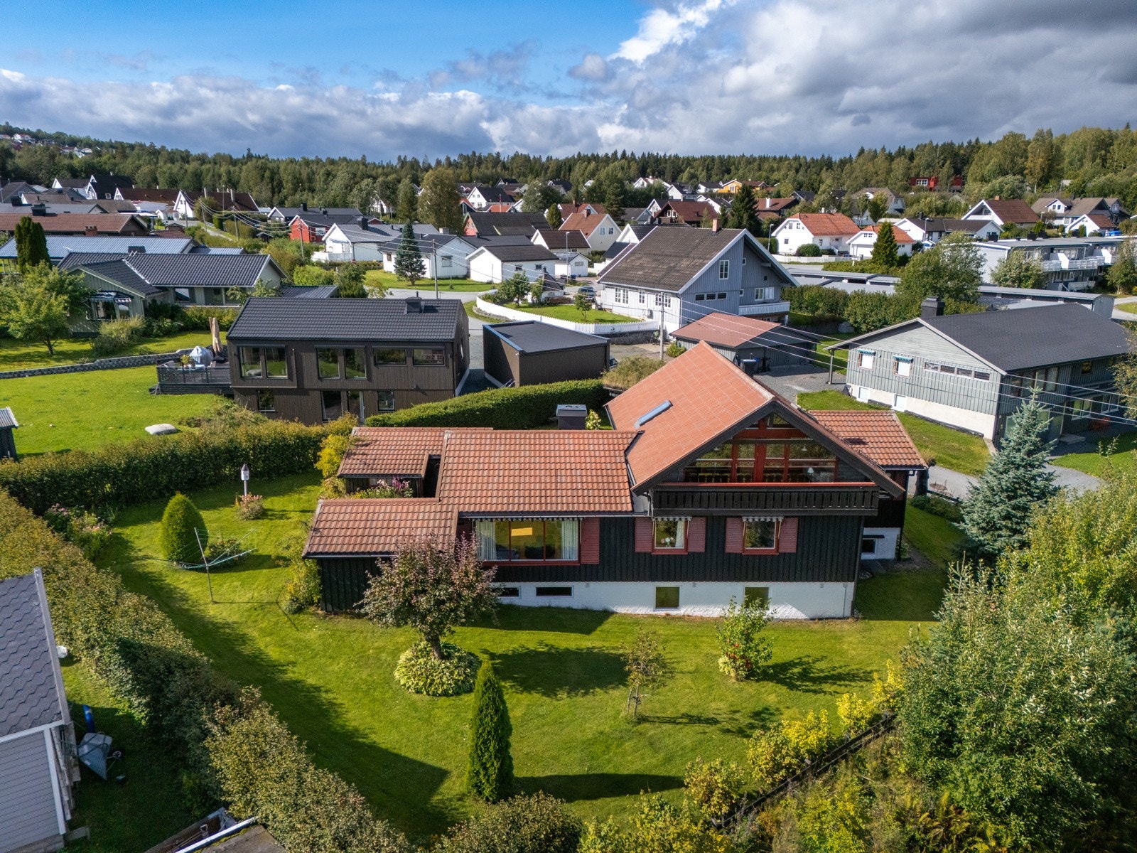 Boligen har attraktiv, solrik og rolig beliggenhet i veletablert villastrøk på Gjøvik Galleribilde