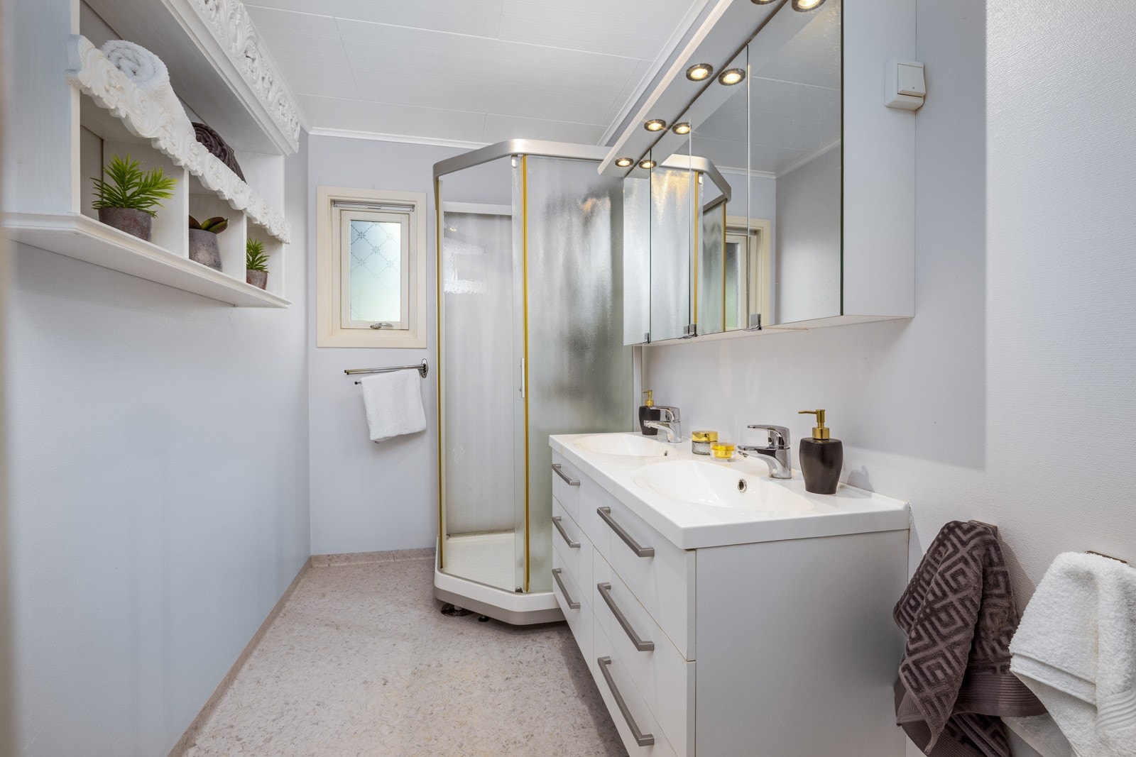 Badet i 1. etasje har belegg på gulv, malt strie på vegger og himlingsplater. Galleribilde