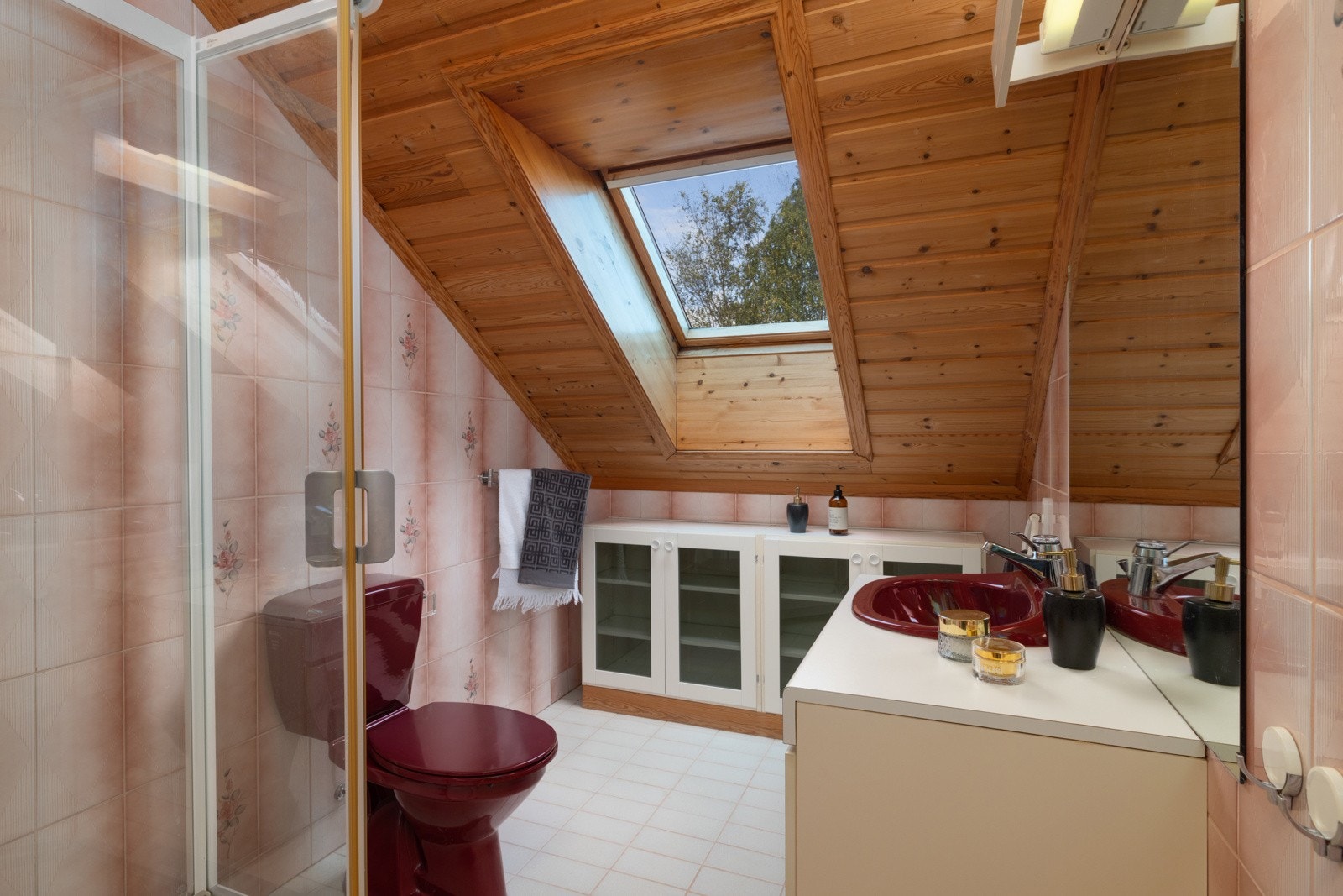 Badet i loftsetasjen har flislagt gulv med varme, fliser på vegger og panel i himling. Galleribilde