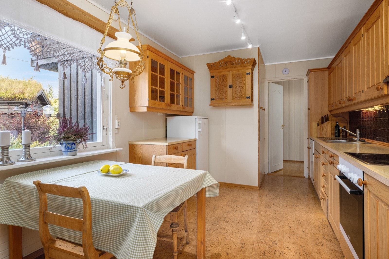 Innredningen har integrert komfyr og koketopp og plass for frittstående kjøleskap og oppvaskmaskin. Kjøkkenventilator er montert over komfyr. Kjøkkenet har også plass for en hyggelig spisegruppe ved vinduet. Galleribilde