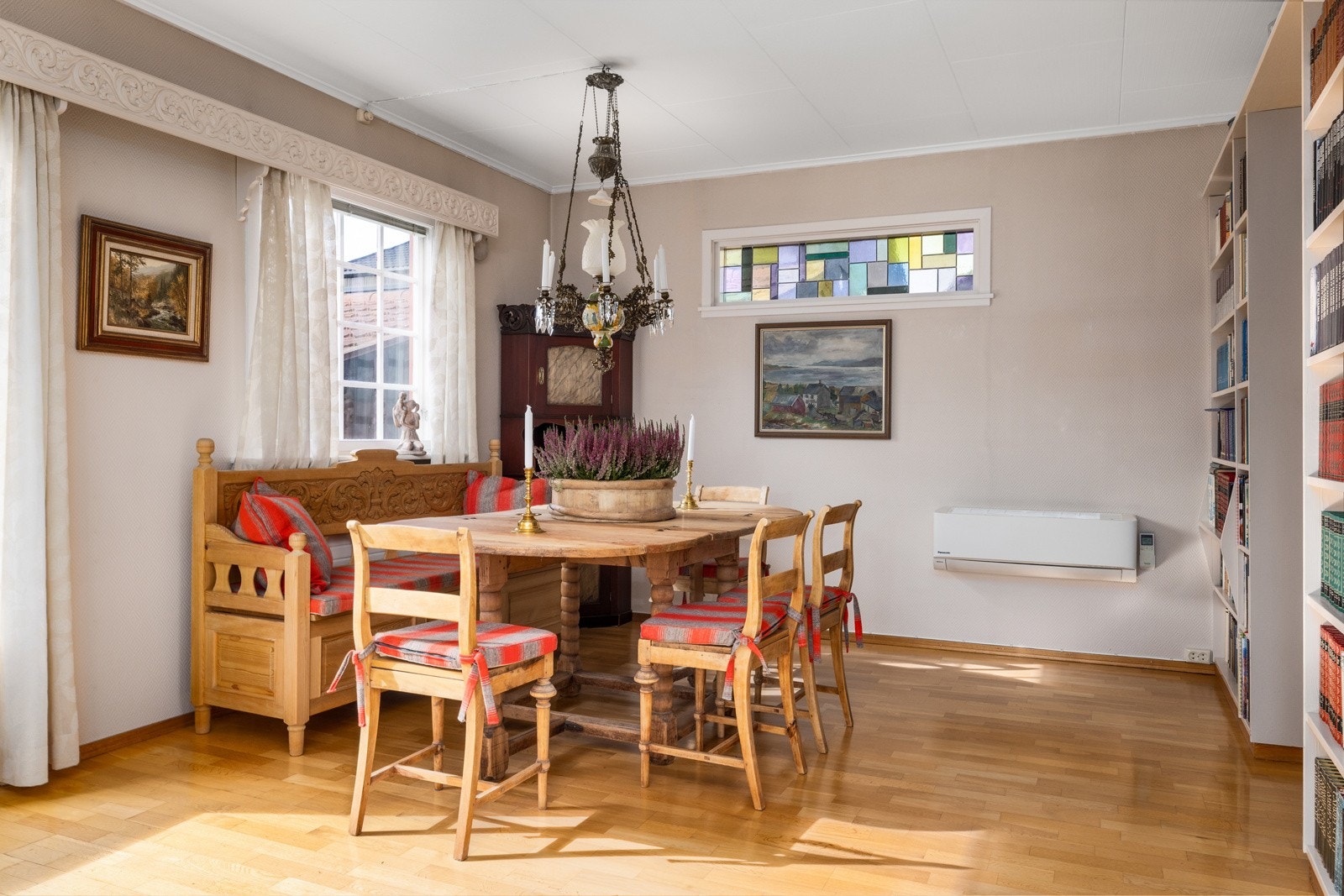 Egen spisestuekrok i tilknytning til kjøkkenet Galleribilde