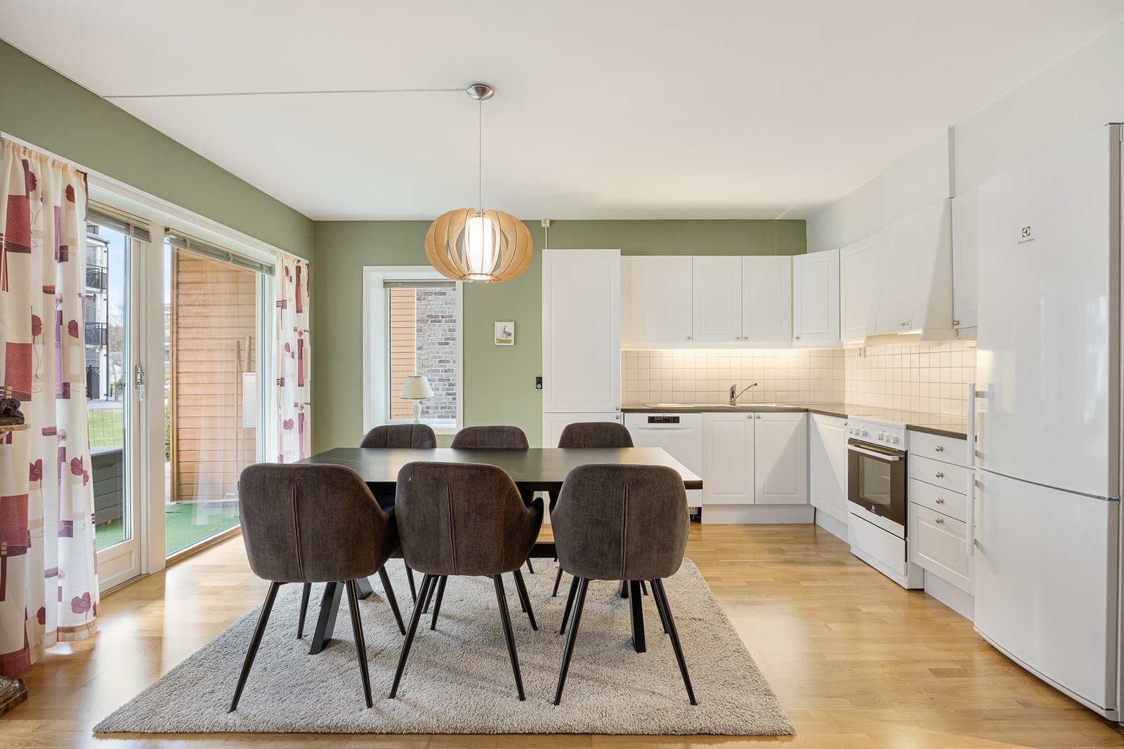 Kjøkkenet har et klassisk og pent design med gode benkeflater og rikelig med oppbevaringsplass. Galleribilde