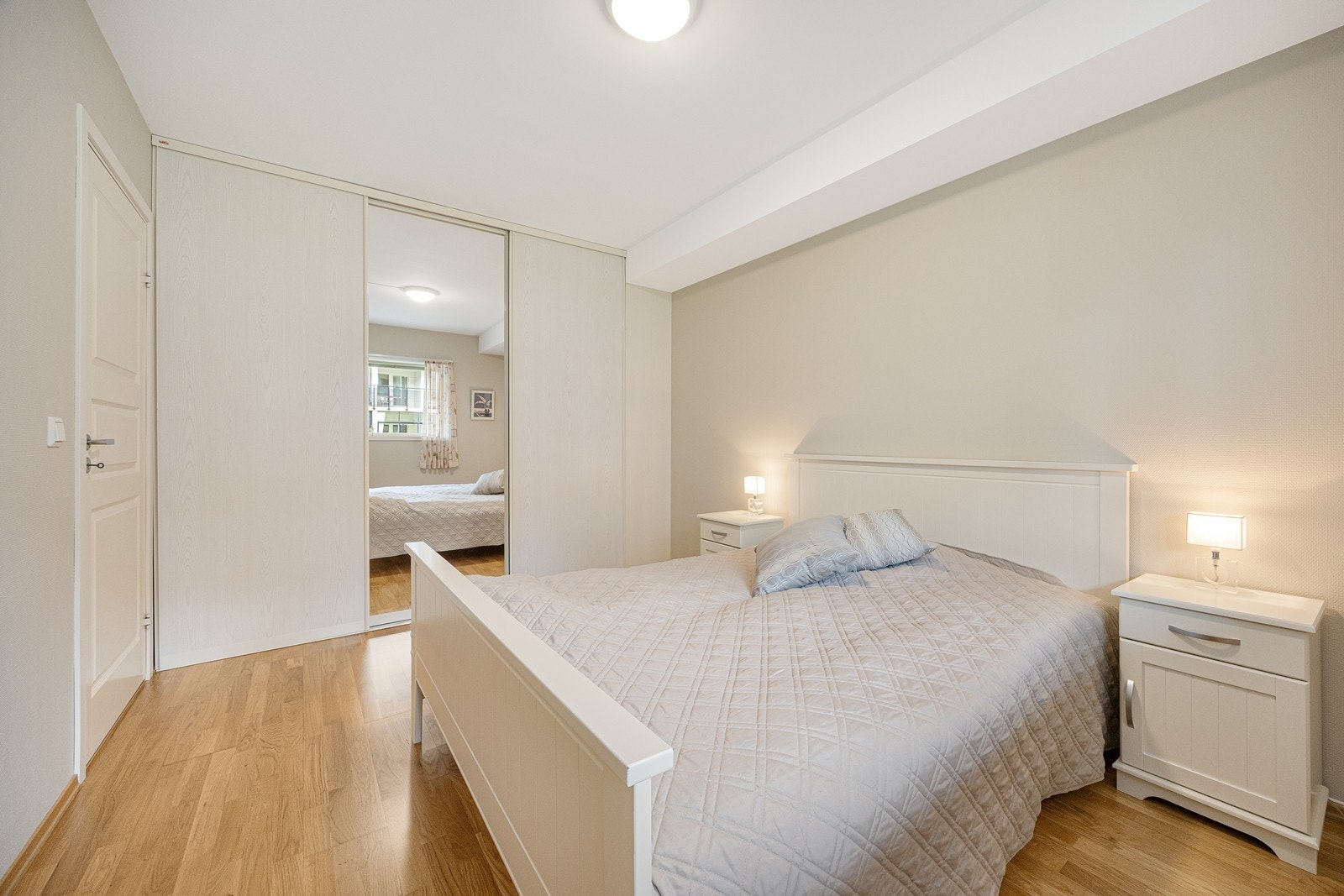 Det er to gode soverom i leiligheten, og begge har adkomst fra entreen. Det er parkettgulv på begge rommene, og det er god plass til seng og tilhørende møblement. Galleribilde