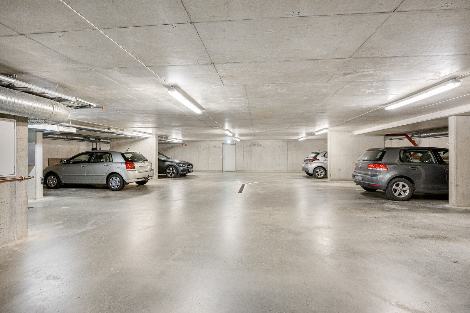 Leiligheten disponerer en parkeringsplass i felles parkeringskjeller. I tillegg har sameiet asfaltert gjesteparkering. Galleribilde