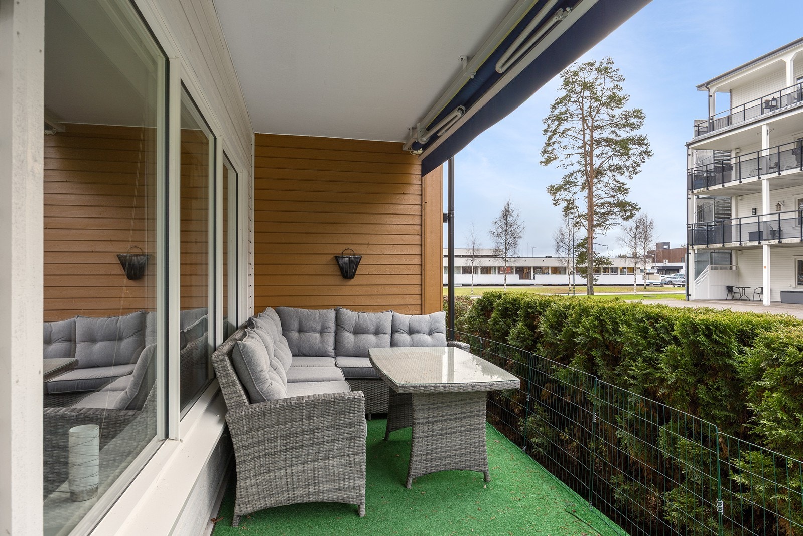 Eiendommen ligger særdeles sentralt og attraktivt til, med umiddelbar nærhet til busstopp, matbutikk og svømmehall, samt kort vei til skoler, barnehager, idrettsanlegg og turområder. Galleribilde