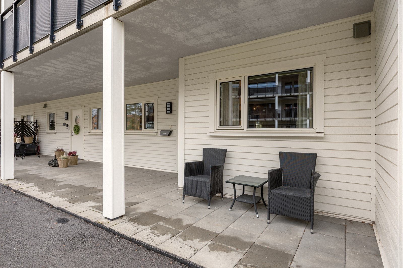 Velkomstterrassen er på ca. 17 kvm, så her kan man fint kan ha en liten sittegruppe ved inngangsdøren. På veggen ved ytterdøren er det utelys. Galleribilde