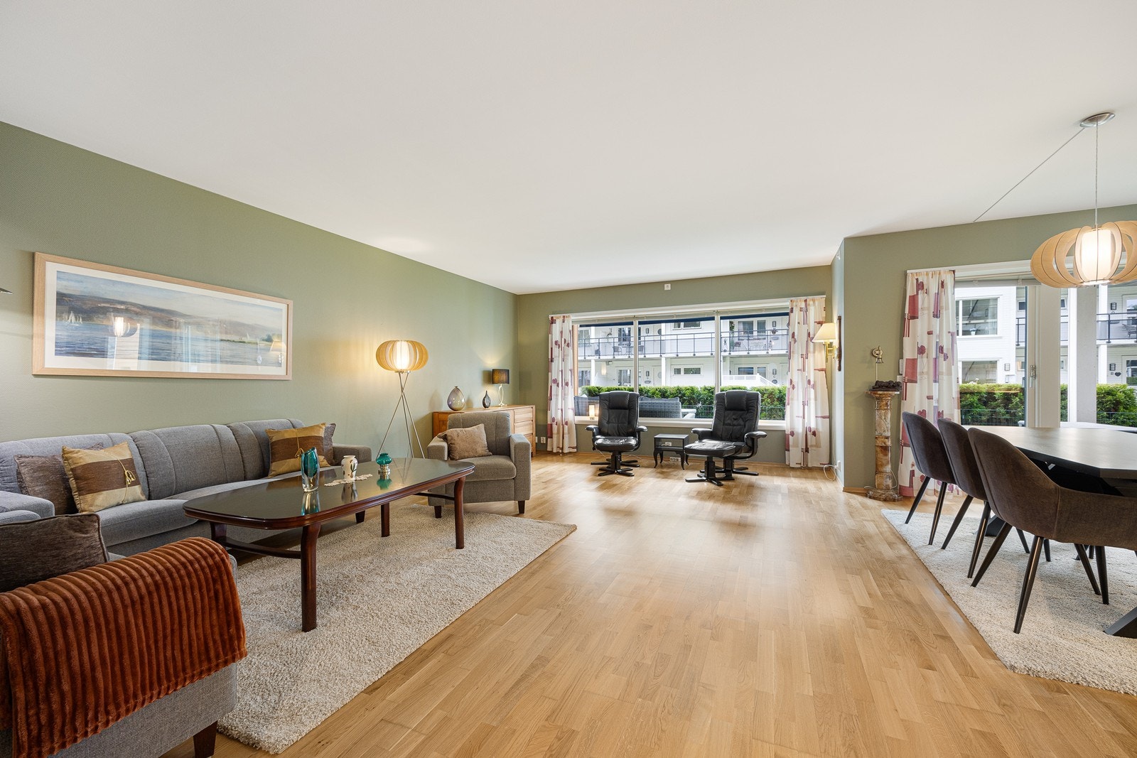 Her kan det innredes med sofagruppe, godstoler og tv-/mediastasjon, og i nærheten av kjøkkenet er det rom for å samle familie og gjester rundt et spisebord. Foto Svein Michalsen. Galleribilde