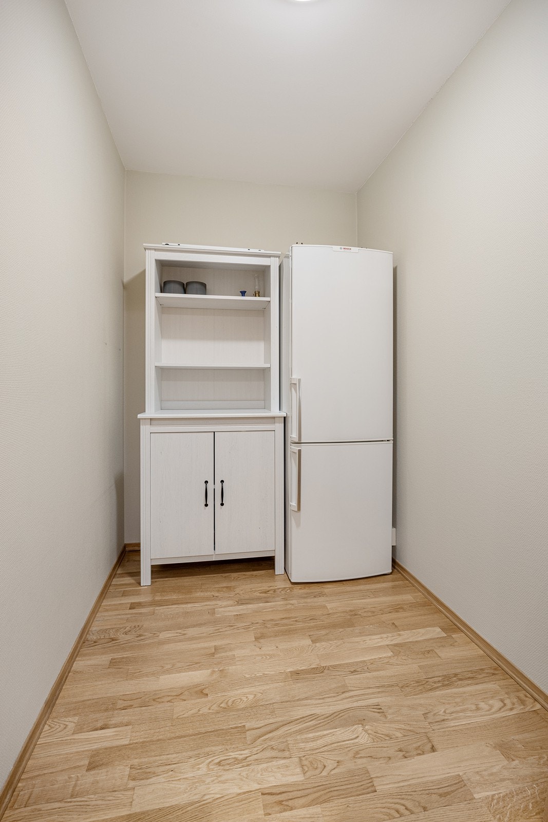 Leiligheten har oppbevaring- og lagringsplass i en innebod og i en disponibel kjellerbod på ca. 5,5 kvm. Galleribilde